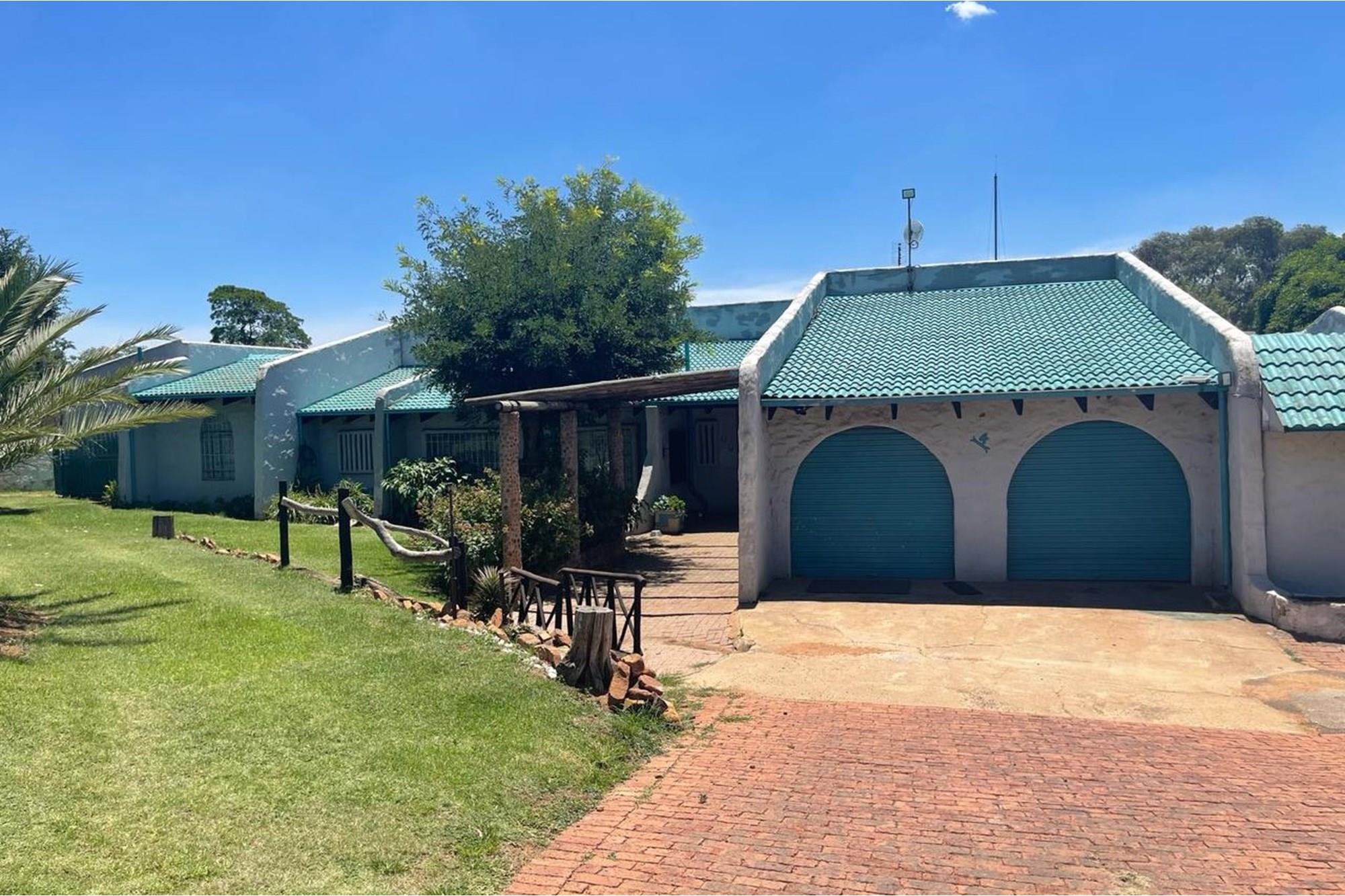 Massive and a bargain house in a big yard (4304sqm)
