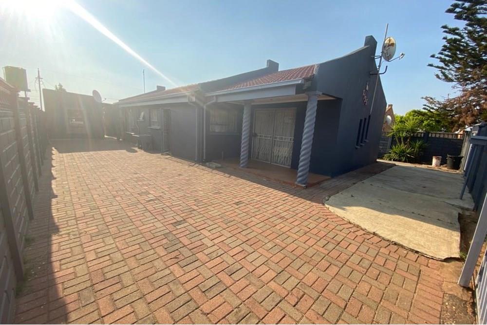 3Bed/1Bath House with 3 cottages for sale at Ekangala-D