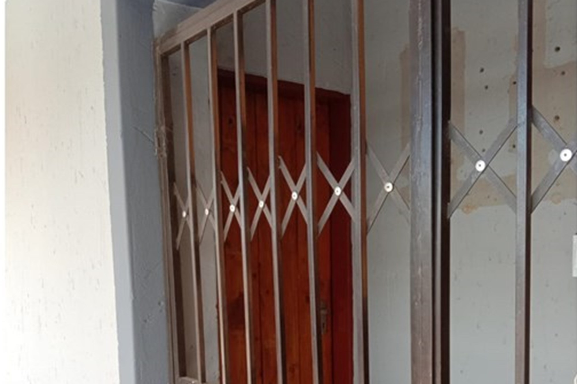 Investment Propety with 8 x Barchalor units, Looking for a Cash Buyer