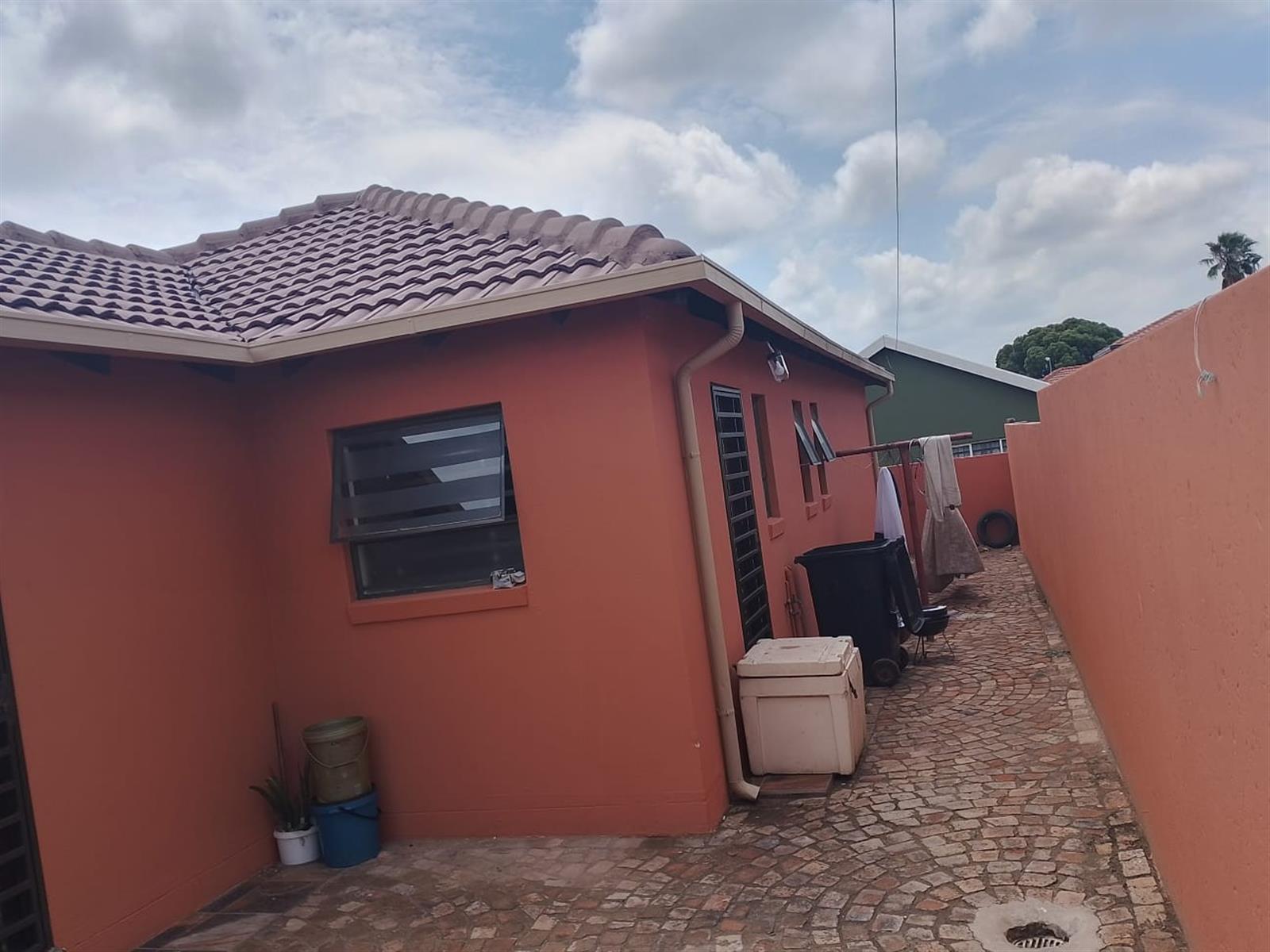 Luxury 3-Bed Home in Pimville
