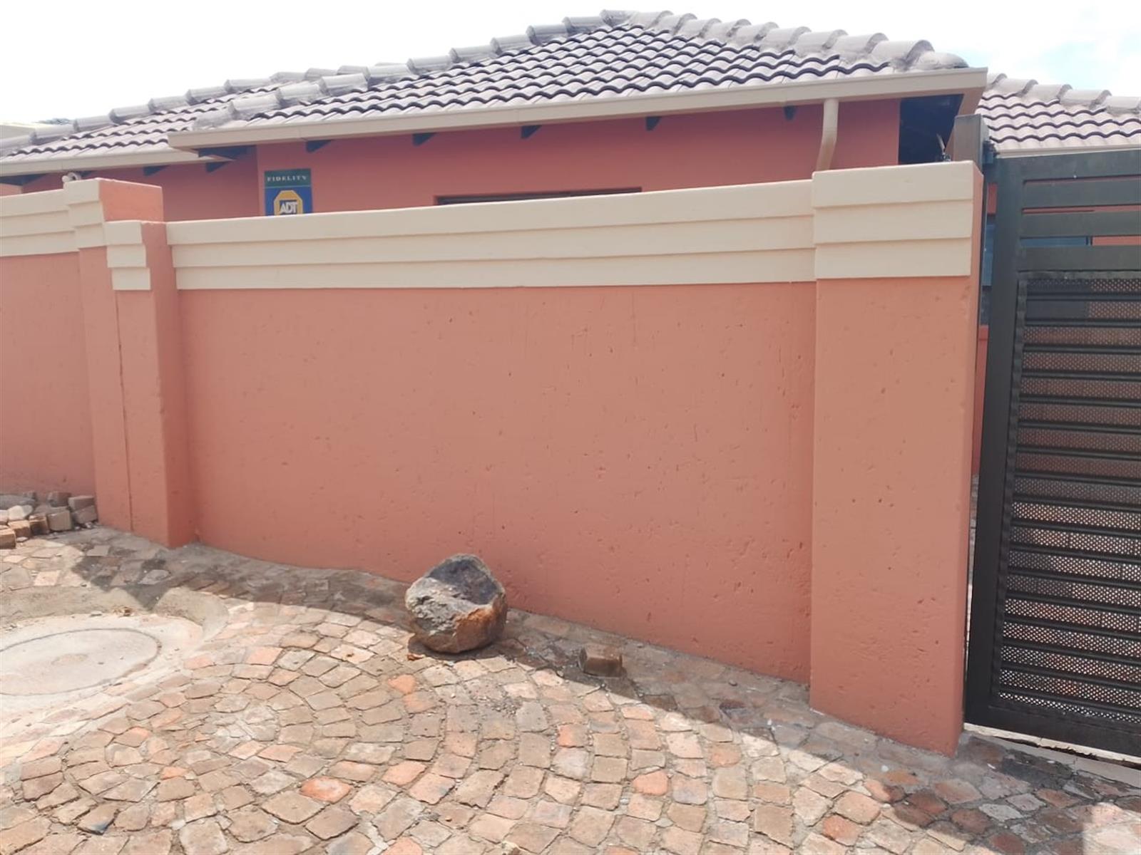 Luxury 3-Bed Home in Pimville