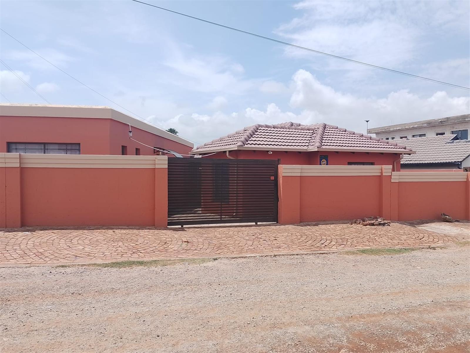 Luxury 3-Bed Home in Pimville