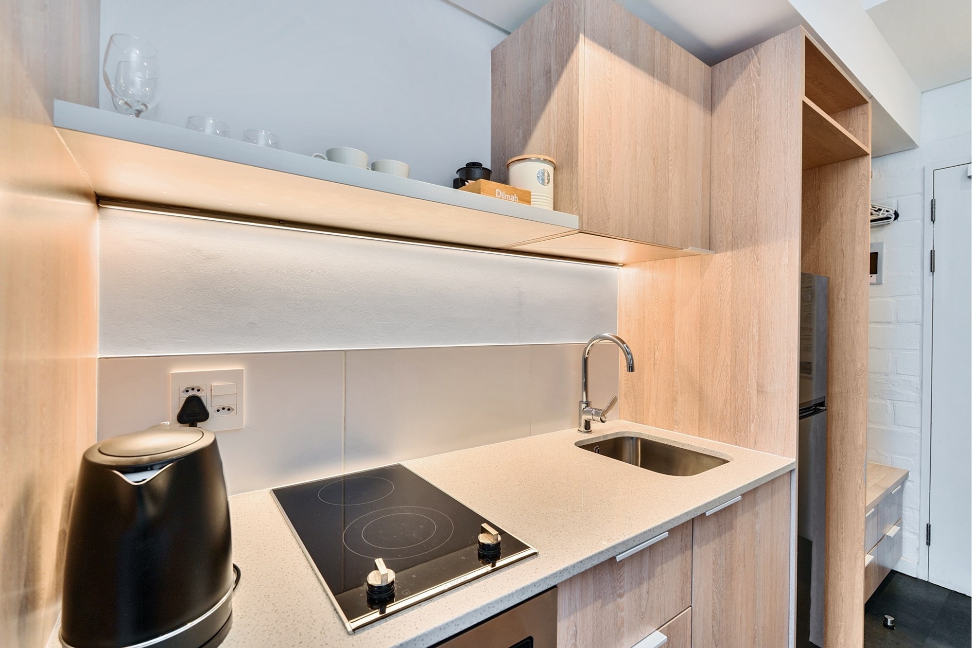 Airbnb-Friendly Studio Apartment with Balcony in Prime Sea Point Location