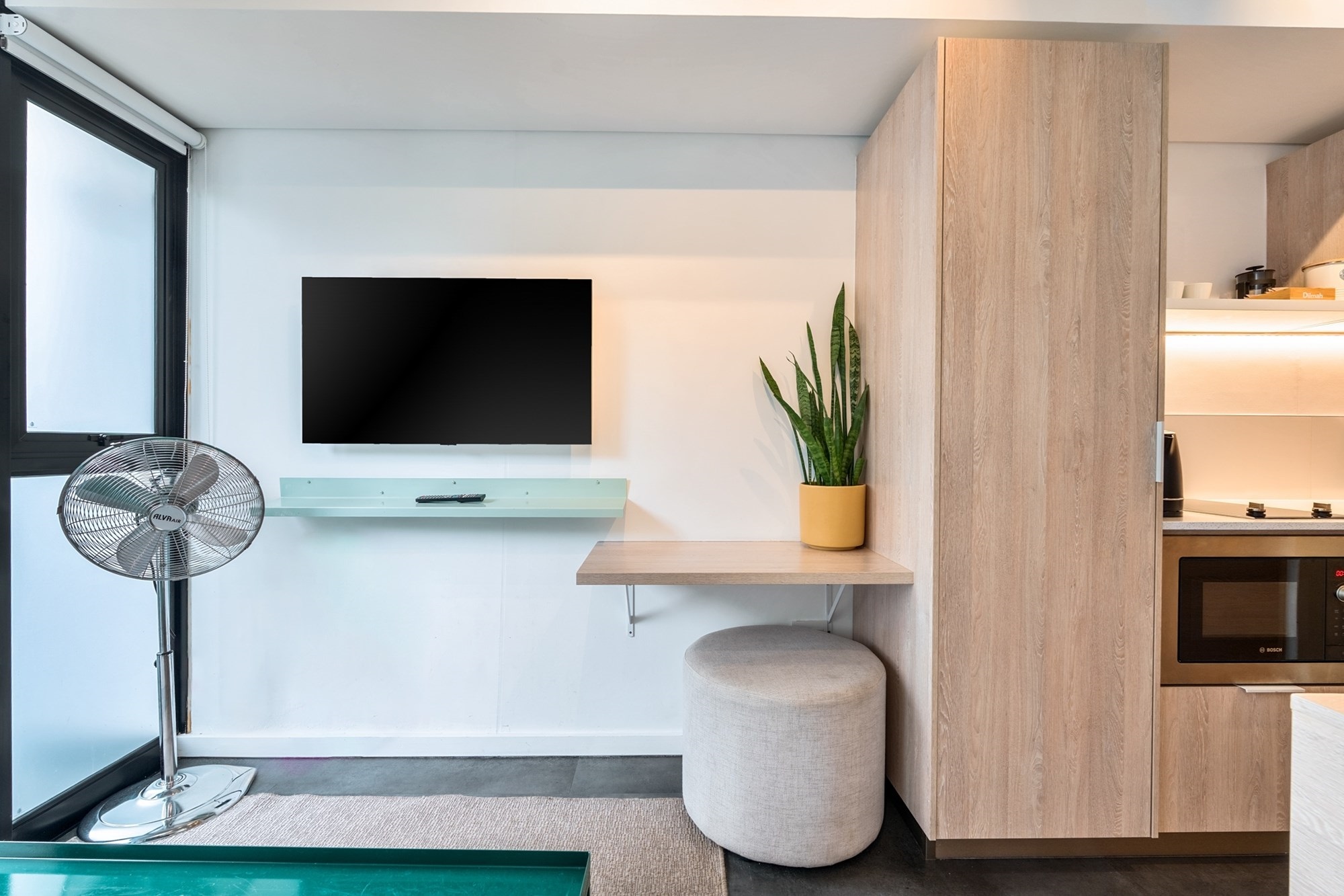 Airbnb-Friendly Studio Apartment with Balcony in Prime Sea Point Location