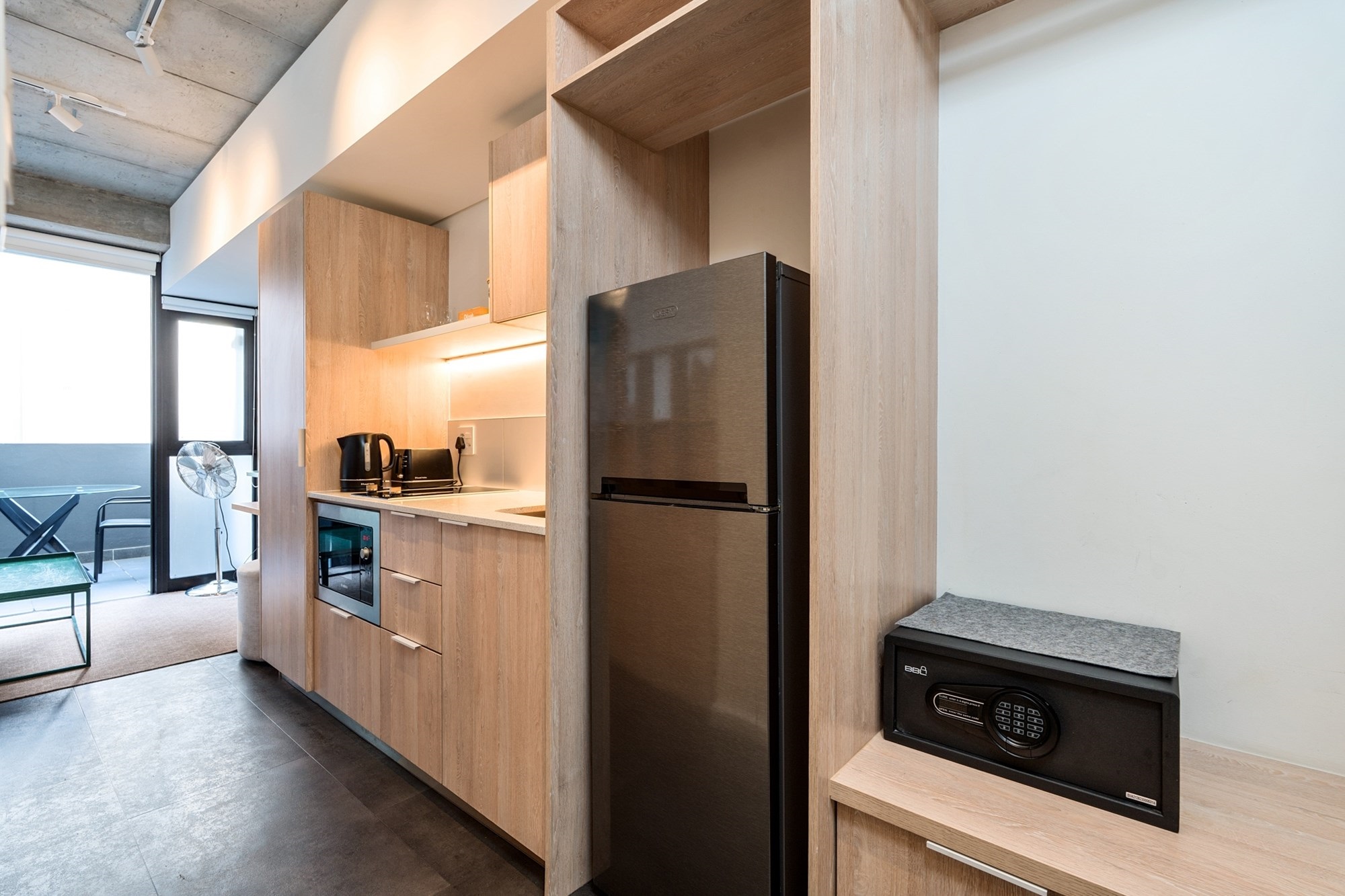 Airbnb-Friendly Studio Apartment with Balcony in Prime Sea Point Location