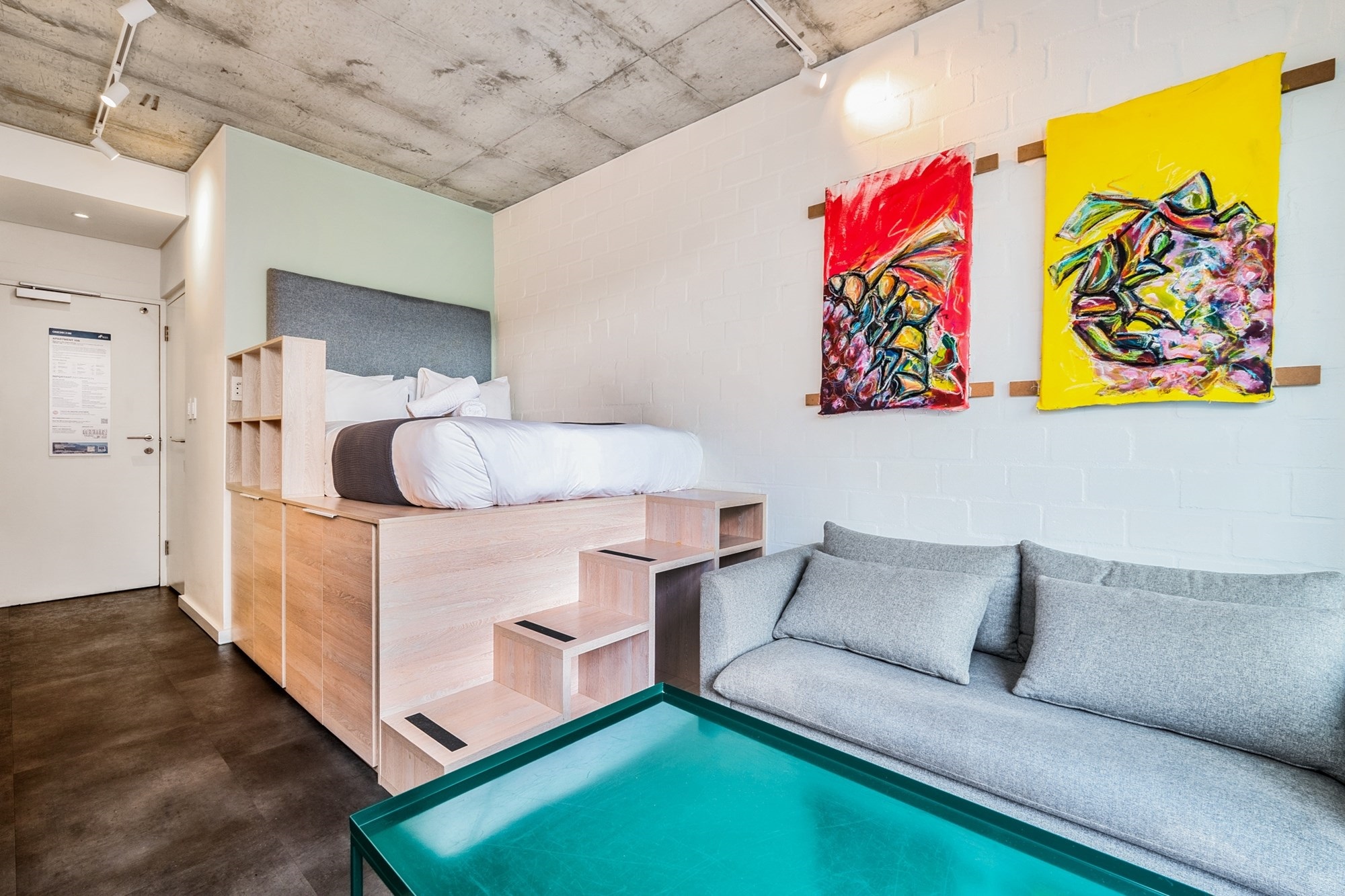 Airbnb-Friendly Studio Apartment with Balcony in Prime Sea Point Location