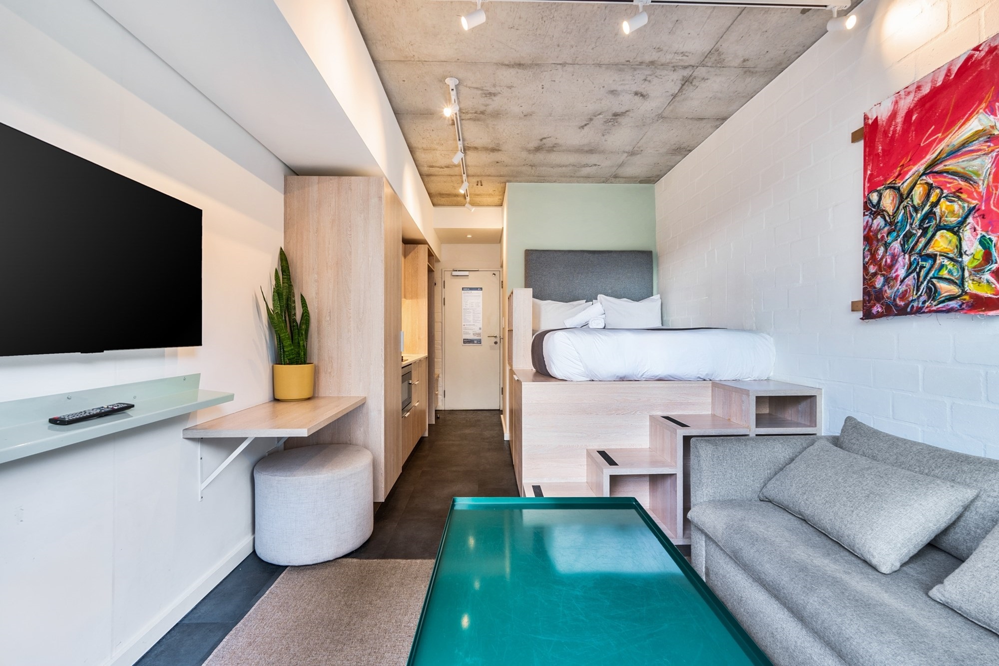 Airbnb-Friendly Studio Apartment with Balcony in Prime Sea Point Location