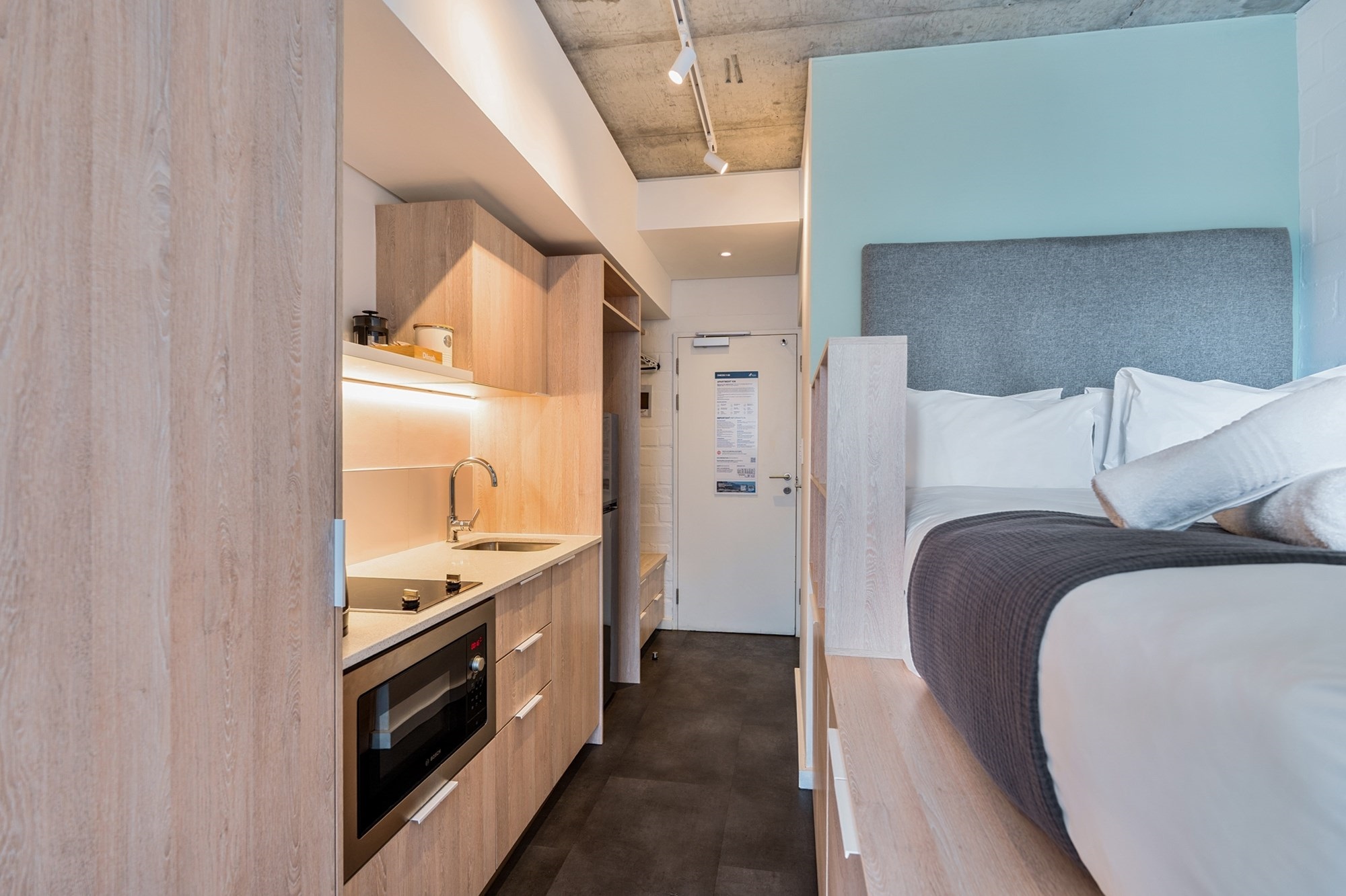 Airbnb-Friendly Studio Apartment with Balcony in Prime Sea Point Location