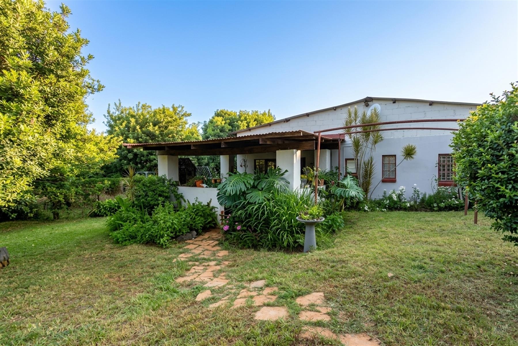 16Ha Macadamia Farm with 3 Dwelings and dam. PRICED RIGHT!