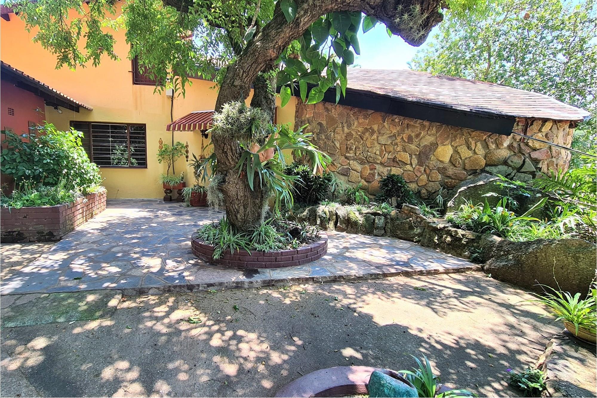 10Ha Farm in Cairn, with Rental Income of 2 Houses and a Flat
