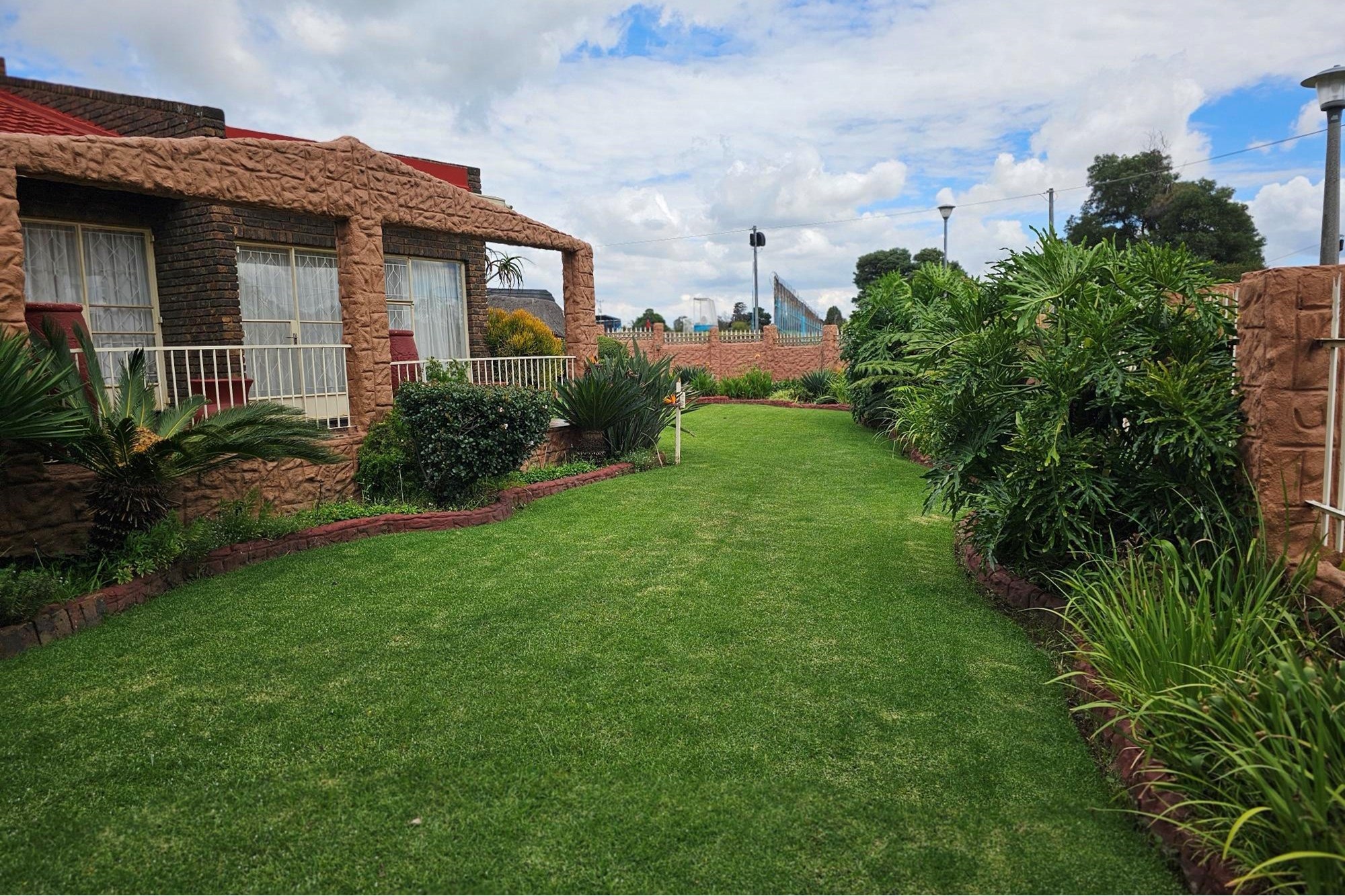 Luxurious 5-Bedroom Home with Spectacular Views, Double Garage, Double Carport and Flatlet