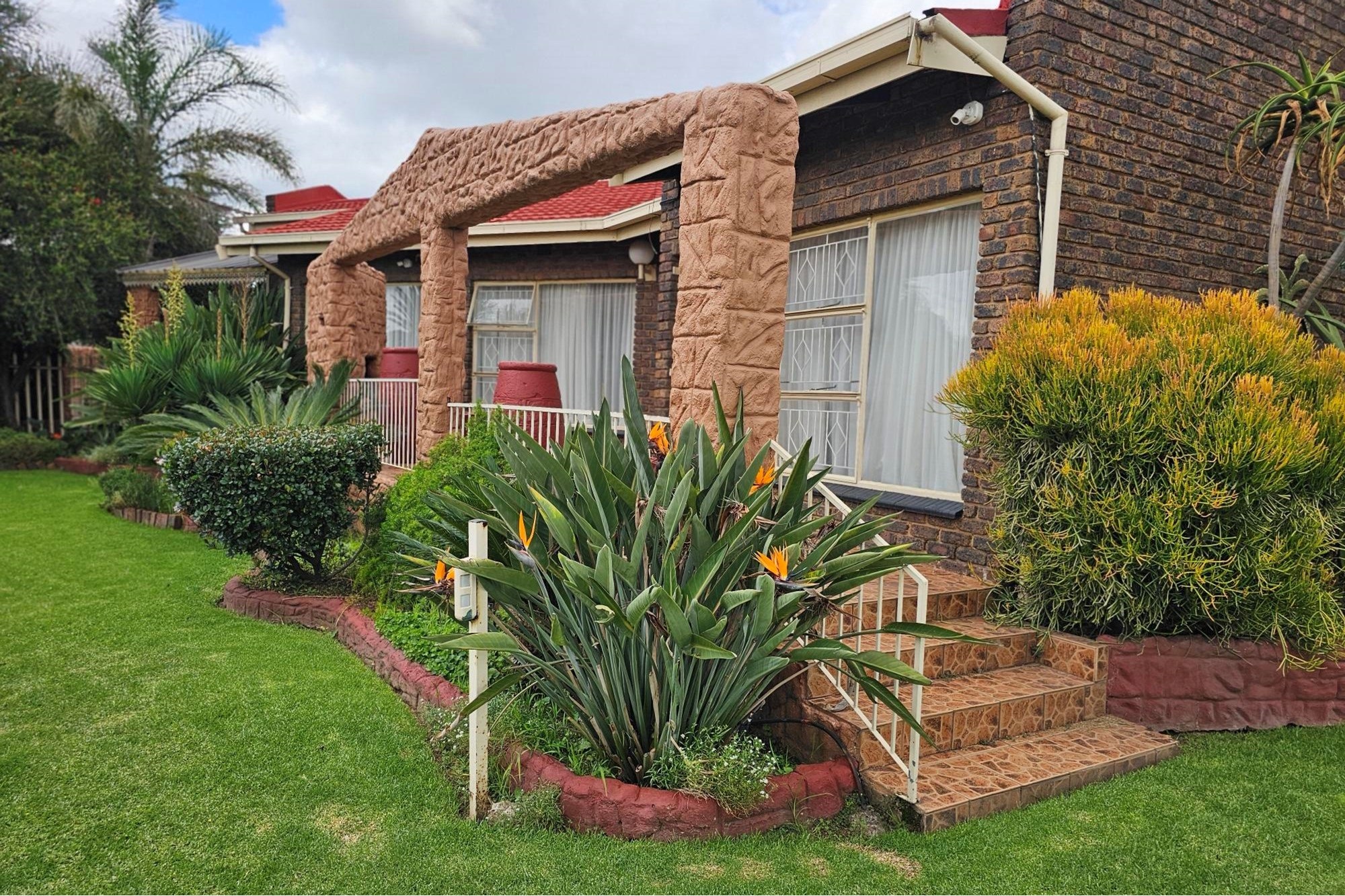 Luxurious 5-Bedroom Home with Spectacular Views, Double Garage, Double Carport and Flatlet