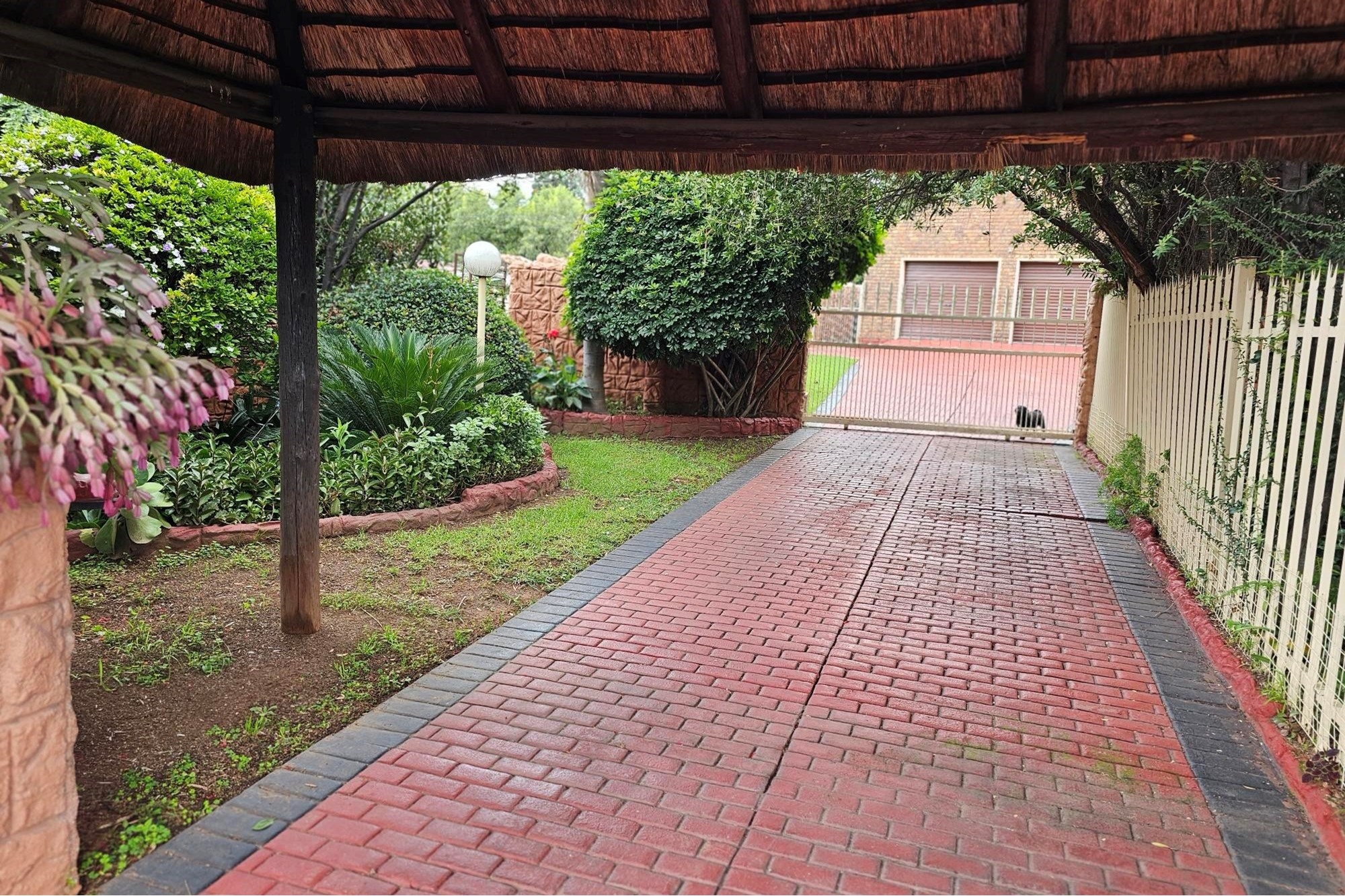 Luxurious 5-Bedroom Home with Spectacular Views, Double Garage, Double Carport and Flatlet