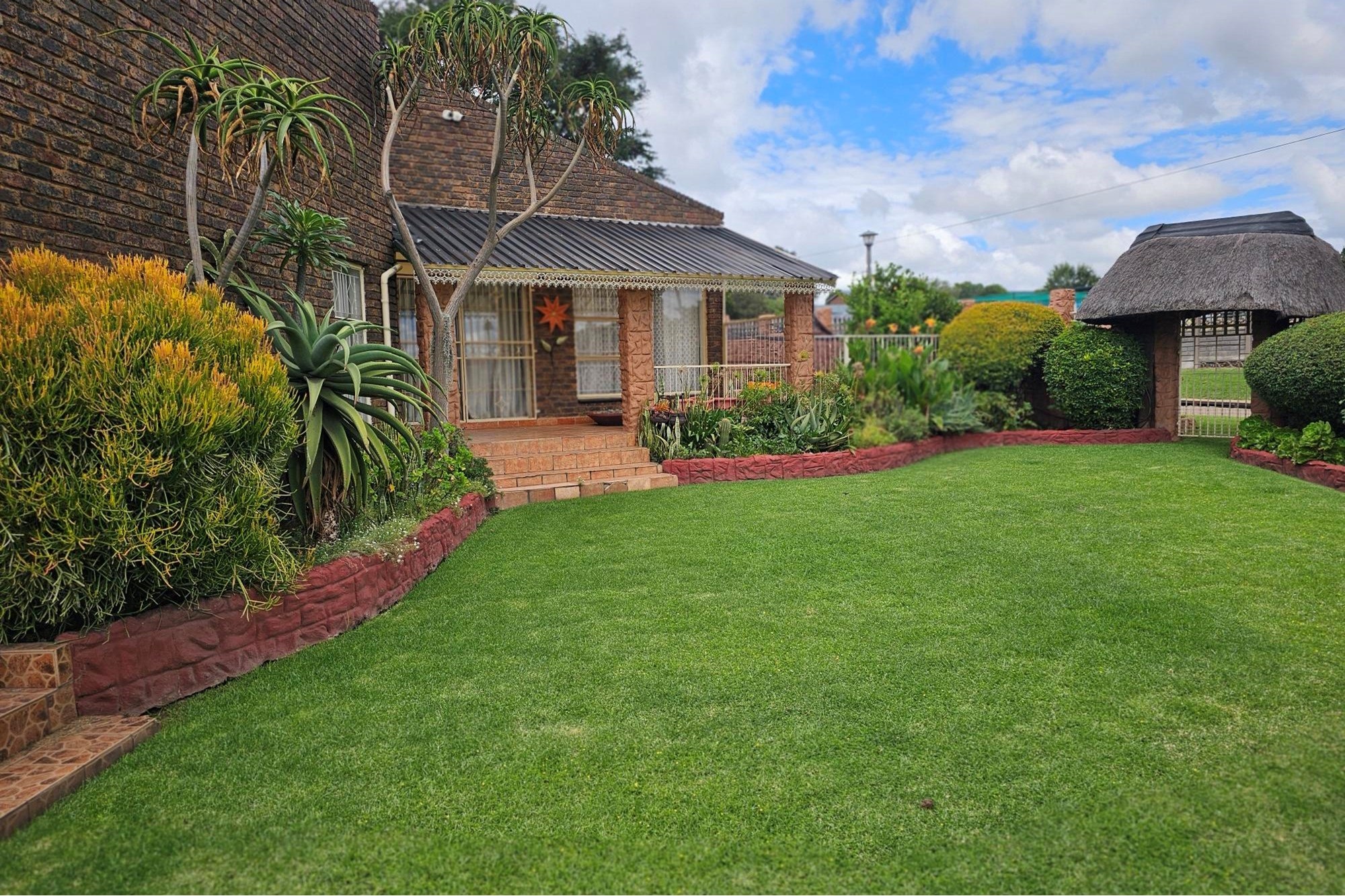 Luxurious 5-Bedroom Home with Spectacular Views, Double Garage, Double Carport and Flatlet