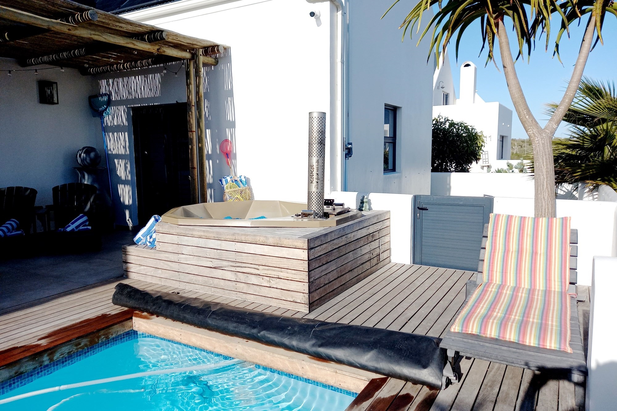 Jacobsbaai Coastal Retreat - Solar-Powered, Heated Pool Rooftop View 5