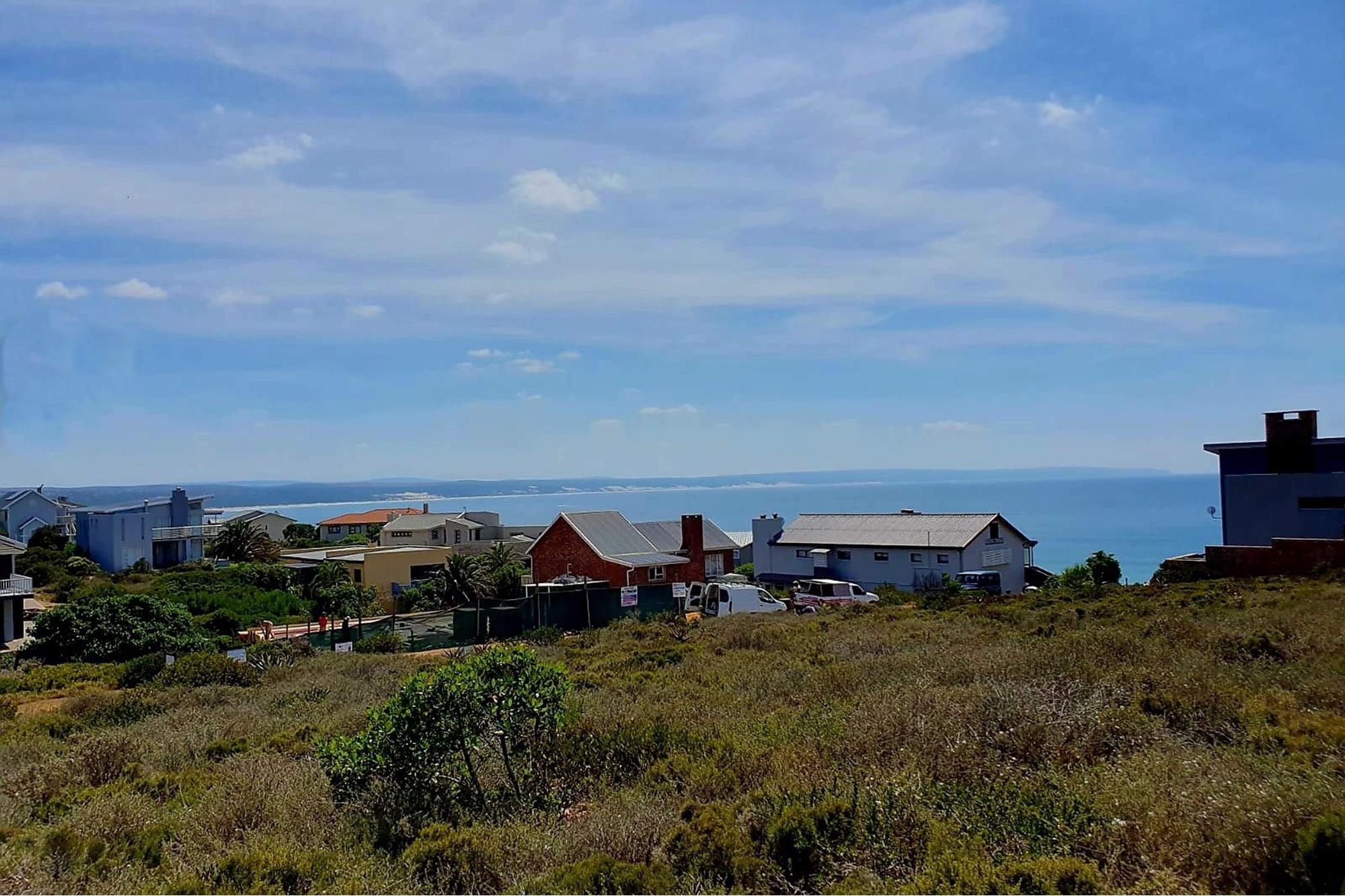 Tranquil Coastal Haven: Spectacular Views, Prime Opportunity 3