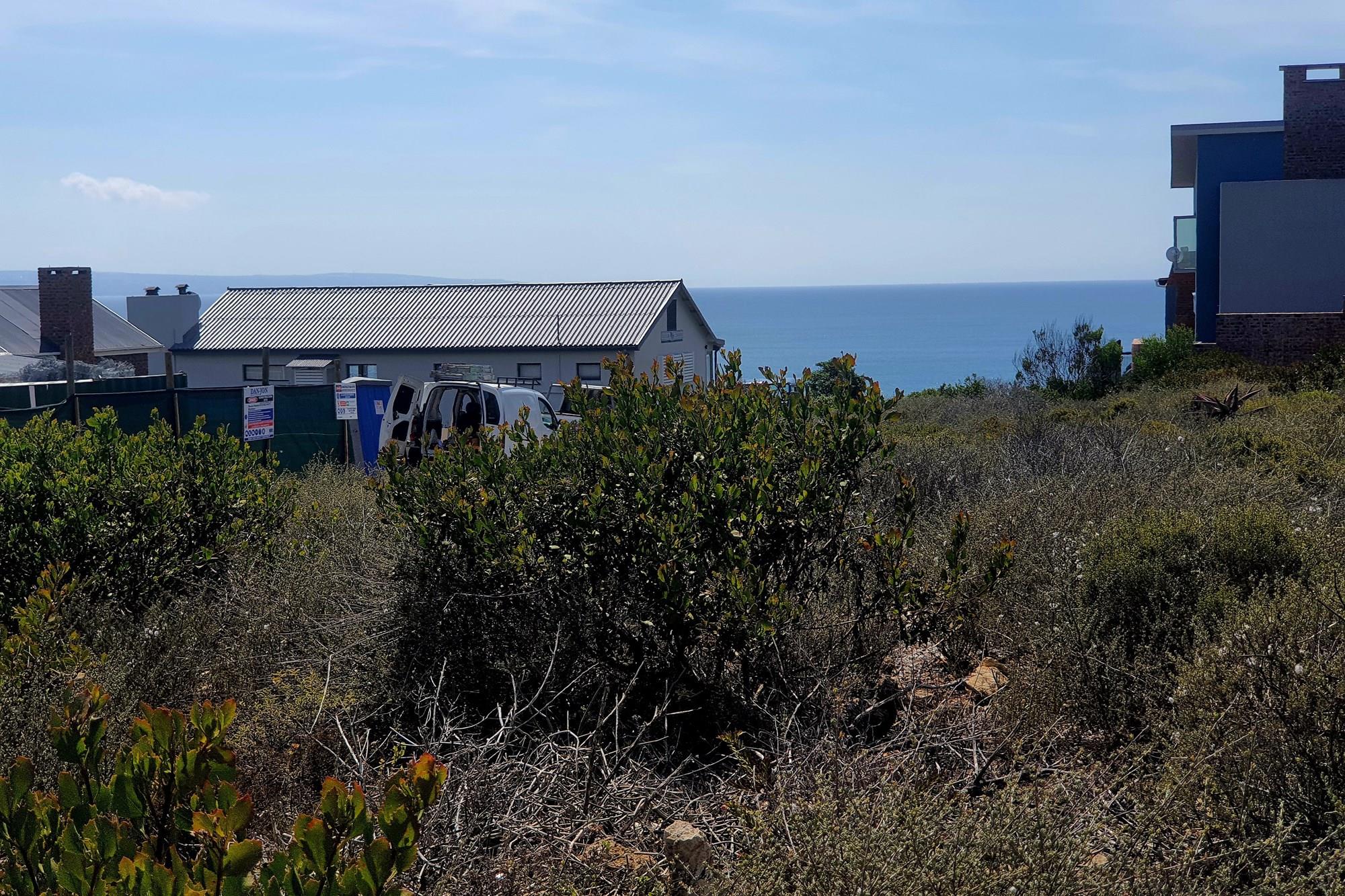 Tranquil Coastal Haven: Spectacular Views, Prime Opportunity 2