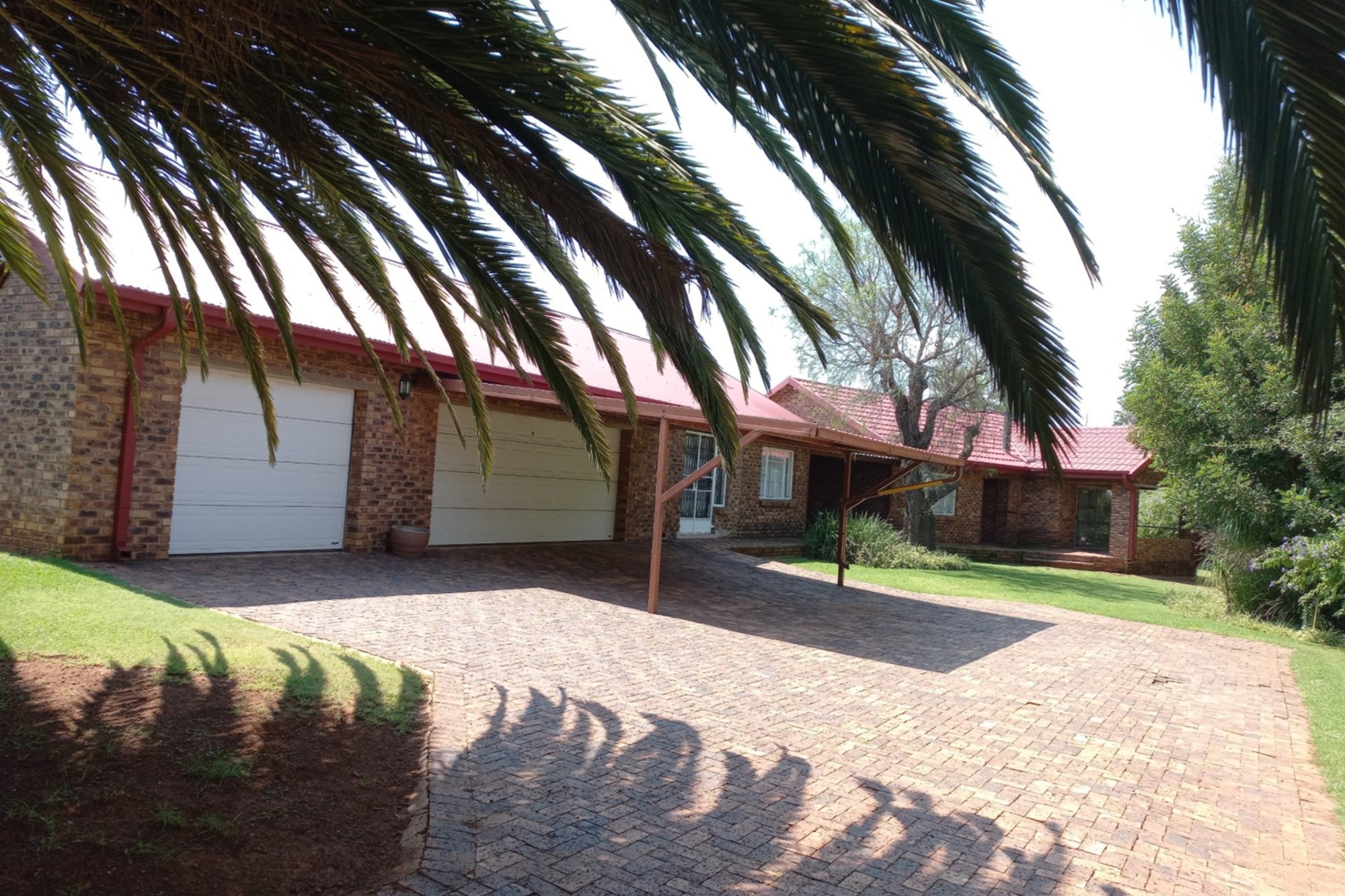 Charming Low Maintenance Family Home - Wheelchair Friendly, Walk to the Waterfront 2