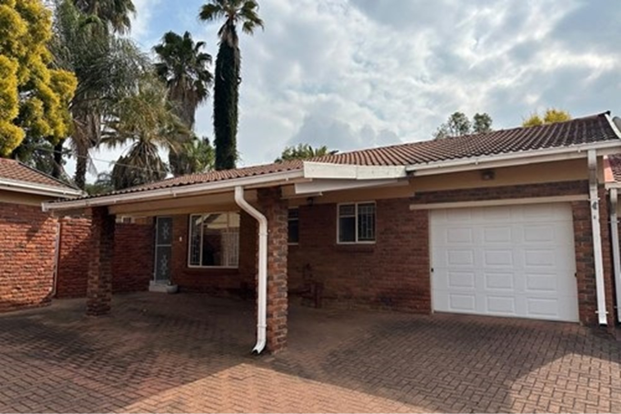 Townhouse for sale in Huttenheights, Newcastle, KwaZulu Natal, 130 m²
