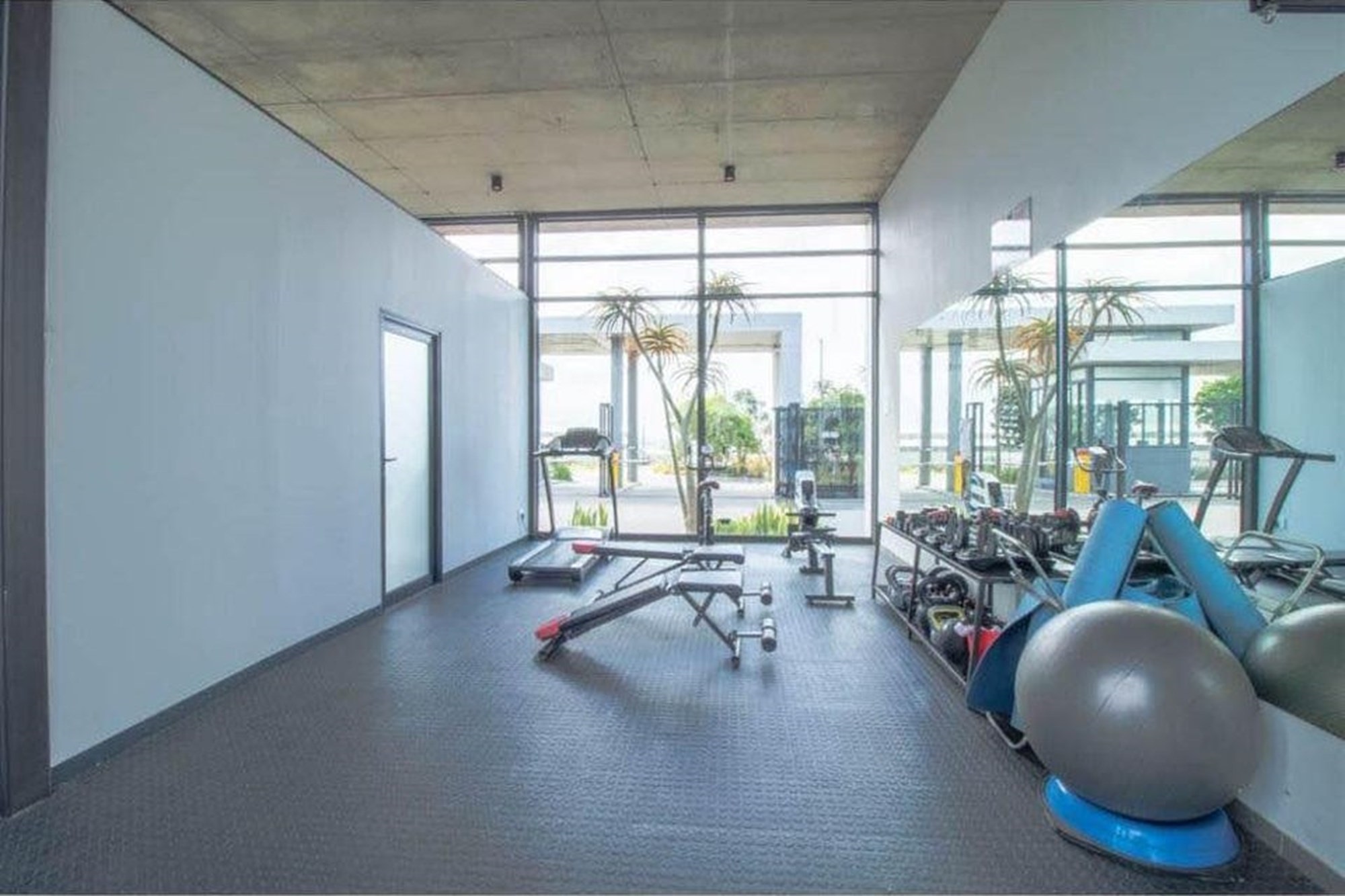 Modern Ballito Gem: 2-Bed Apartment with Pool