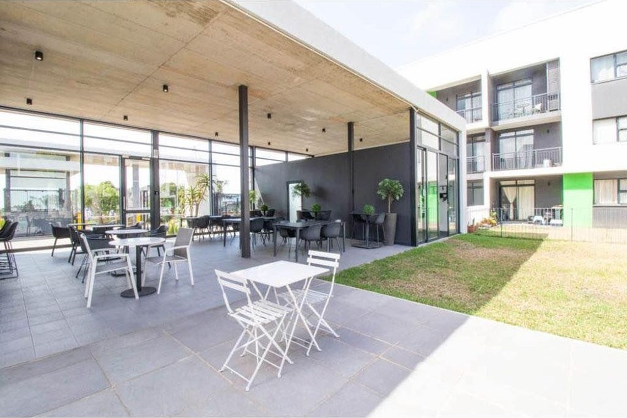 Modern Ballito Gem: 2-Bed Apartment with Pool