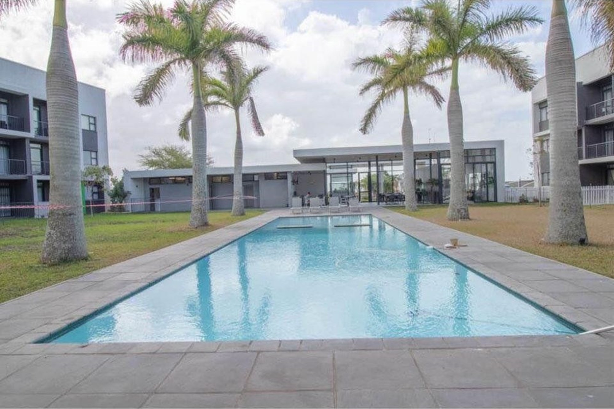 Modern Ballito Gem: 2-Bed Apartment with Pool