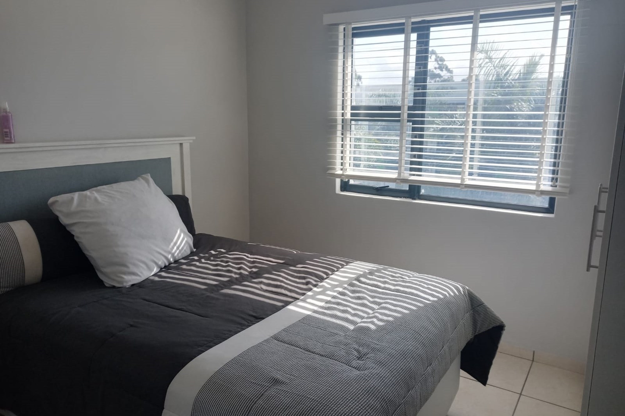 Modern Ballito Gem: 2-Bed Apartment with Pool