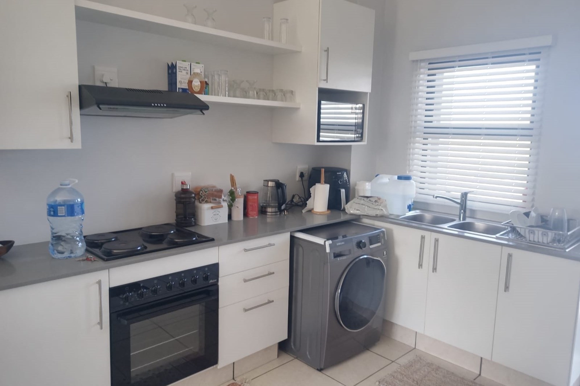 Modern Ballito Gem: 2-Bed Apartment with Pool