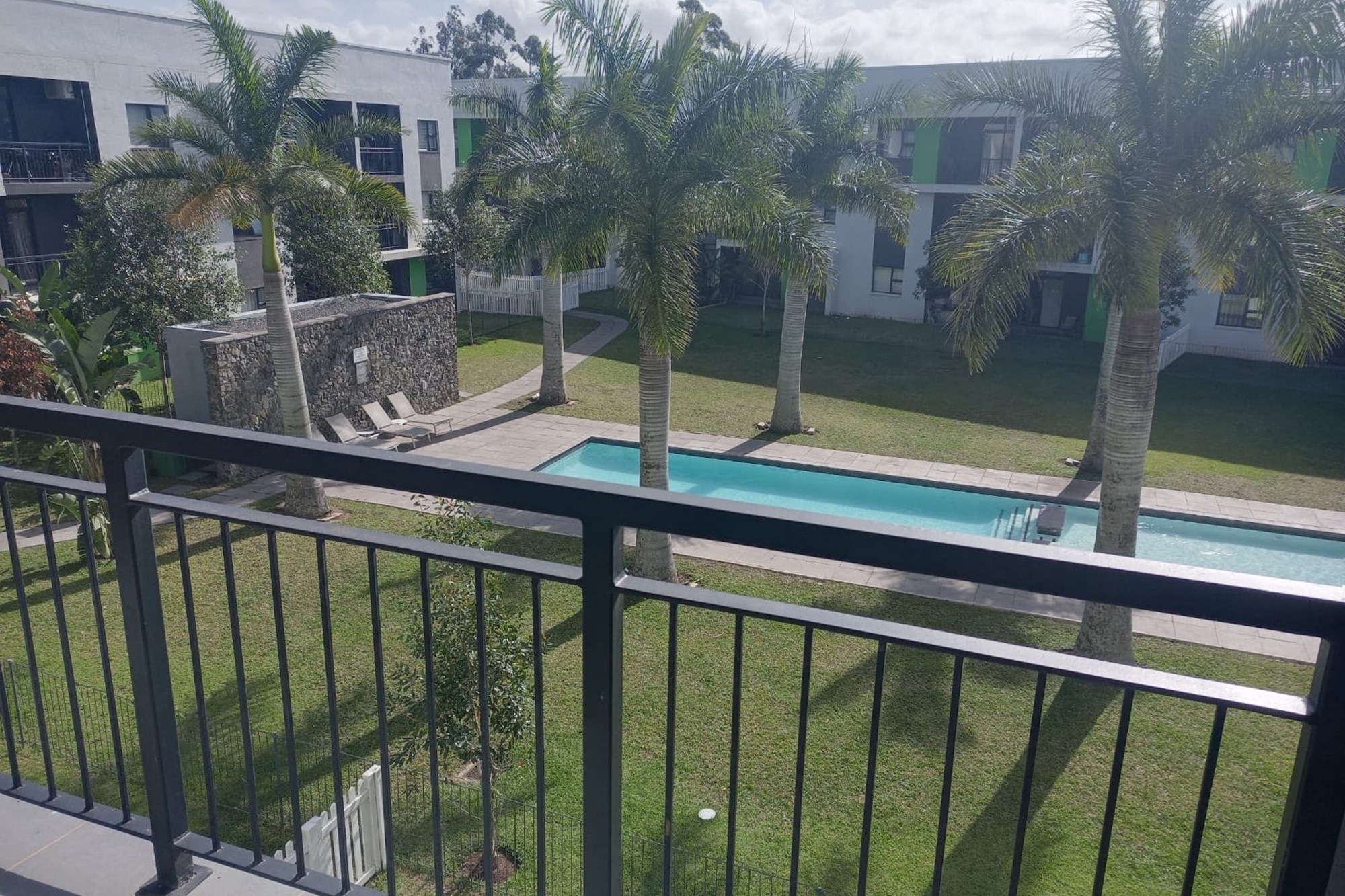 Modern Ballito Gem: 2-Bed Apartment with Pool