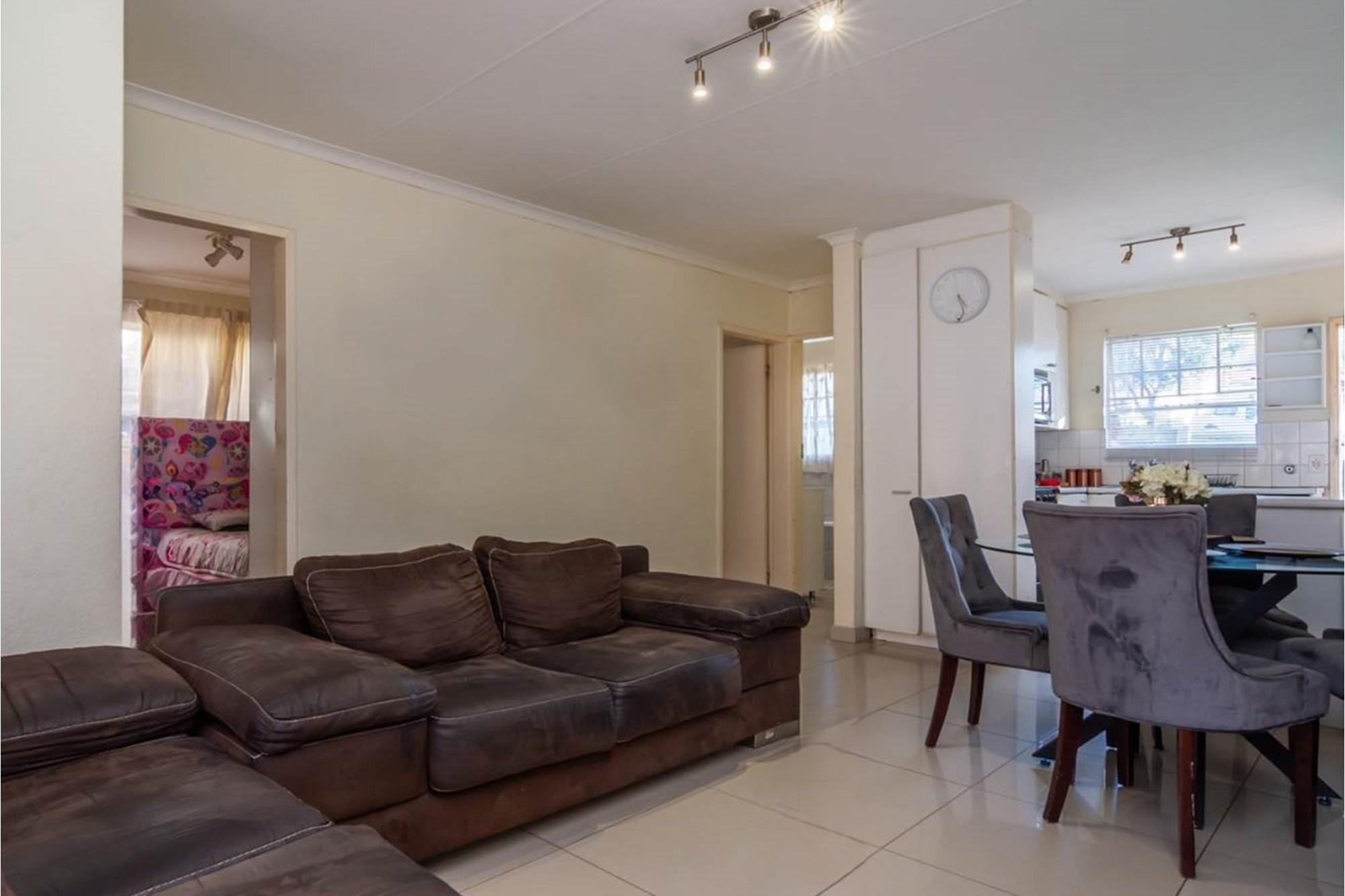 Townhouse for sale in Carenvale, Roodepoort, 70 m²