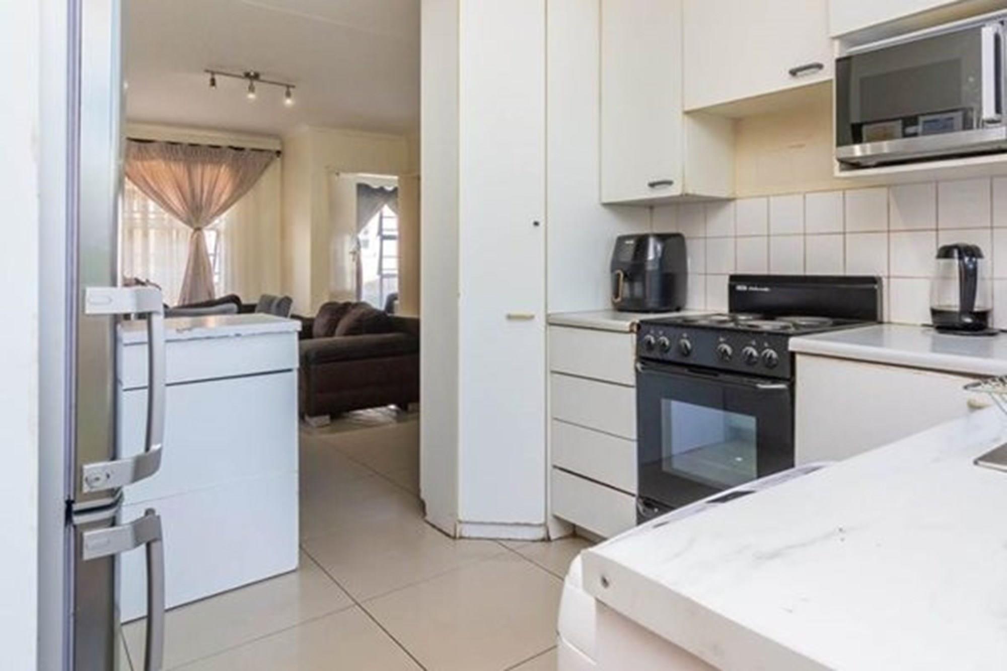 Townhouse for sale in Carenvale, Roodepoort, 70 m²