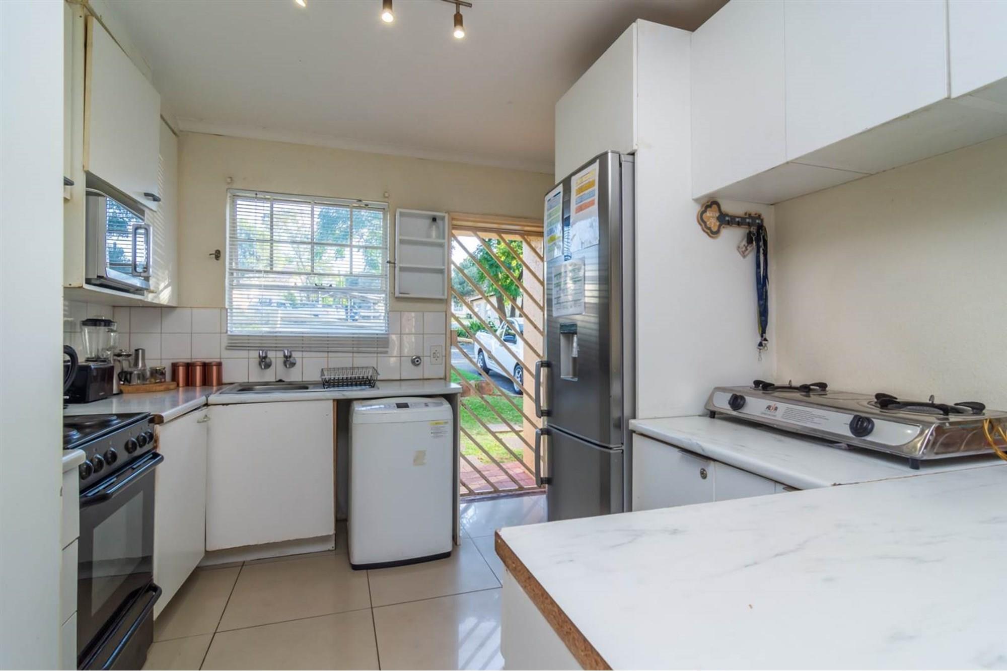 Townhouse for sale in Carenvale, Roodepoort, 70 m²