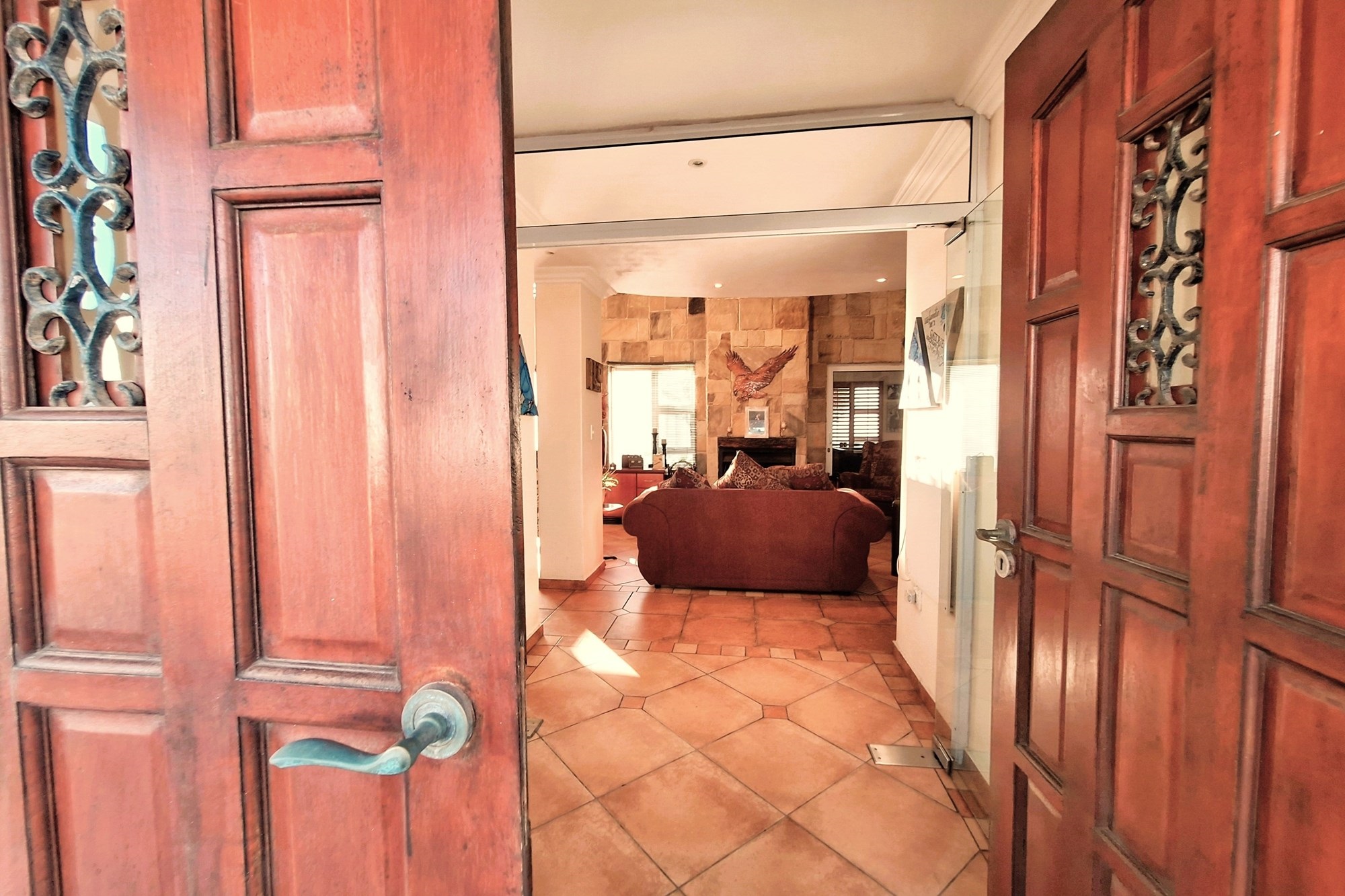 Escape to Coastal Bliss: A Stunning Tuscan Retreat Just Steps from the Golden Mile Beach. 3
