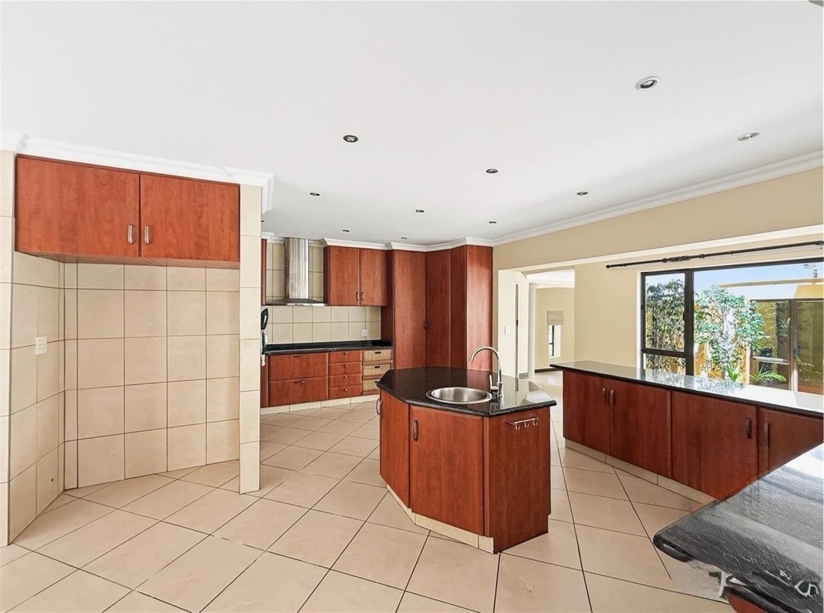 Luxurious 7-Bedroom Family Home in Dainfern Golf Estate