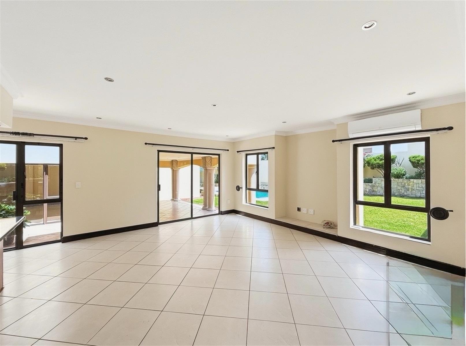 Luxurious 7-Bedroom Family Home in Dainfern Golf Estate