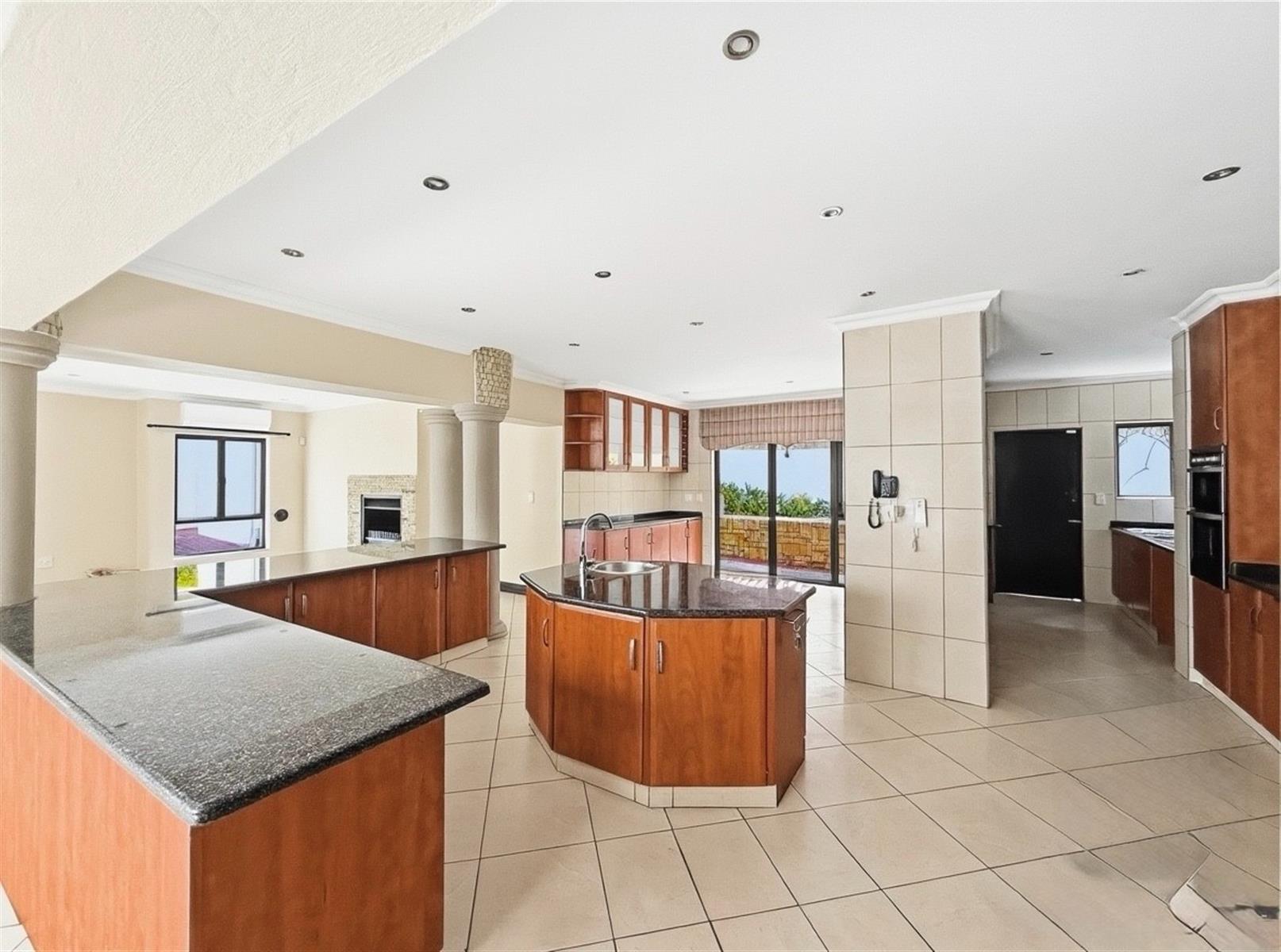 Luxurious 7-Bedroom Family Home in Dainfern Golf Estate