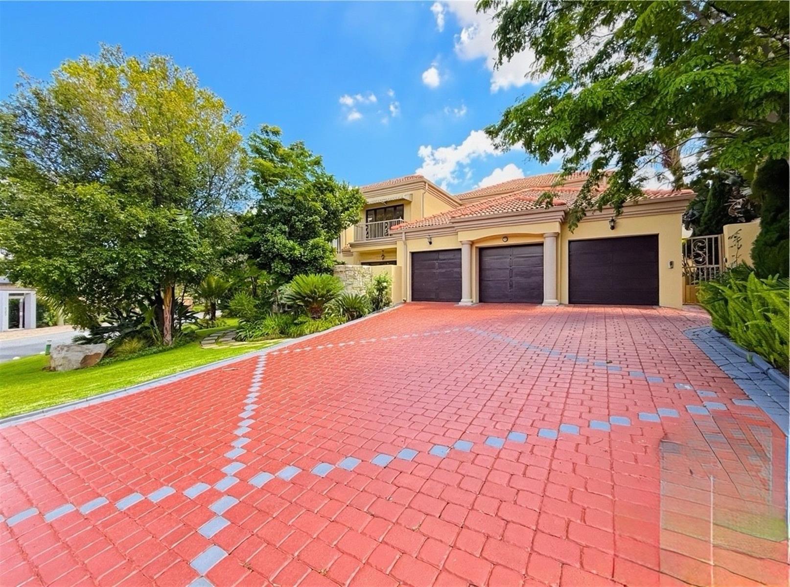 Luxurious 7-Bedroom Family Home in Dainfern Golf Estate