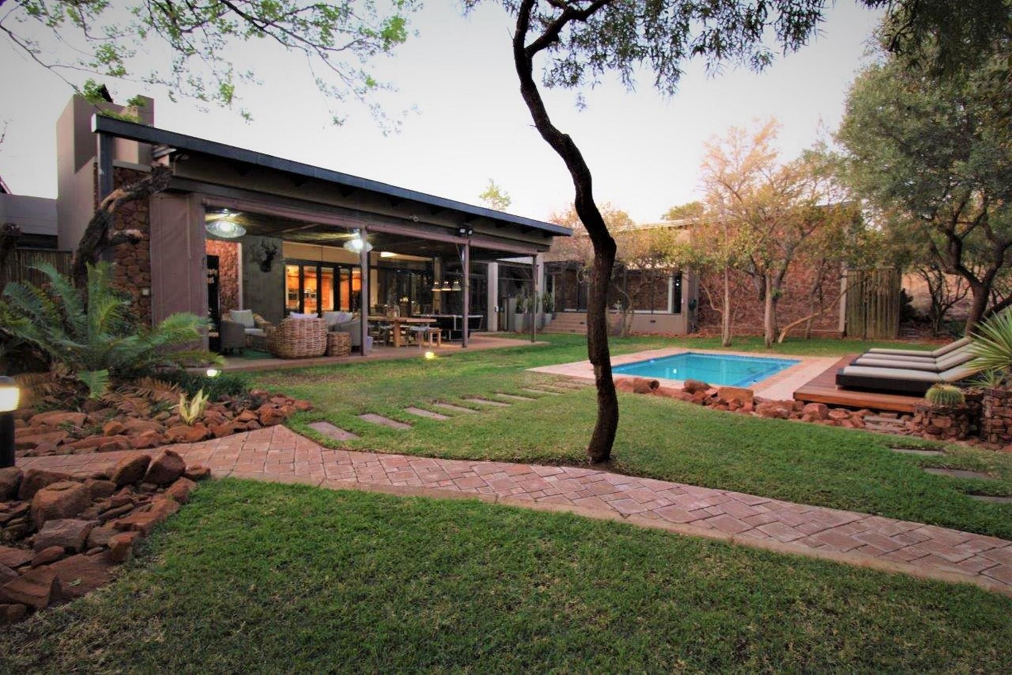 Zwartkloof - Family home 5 bedrooms including bachelor flat with spectacular views