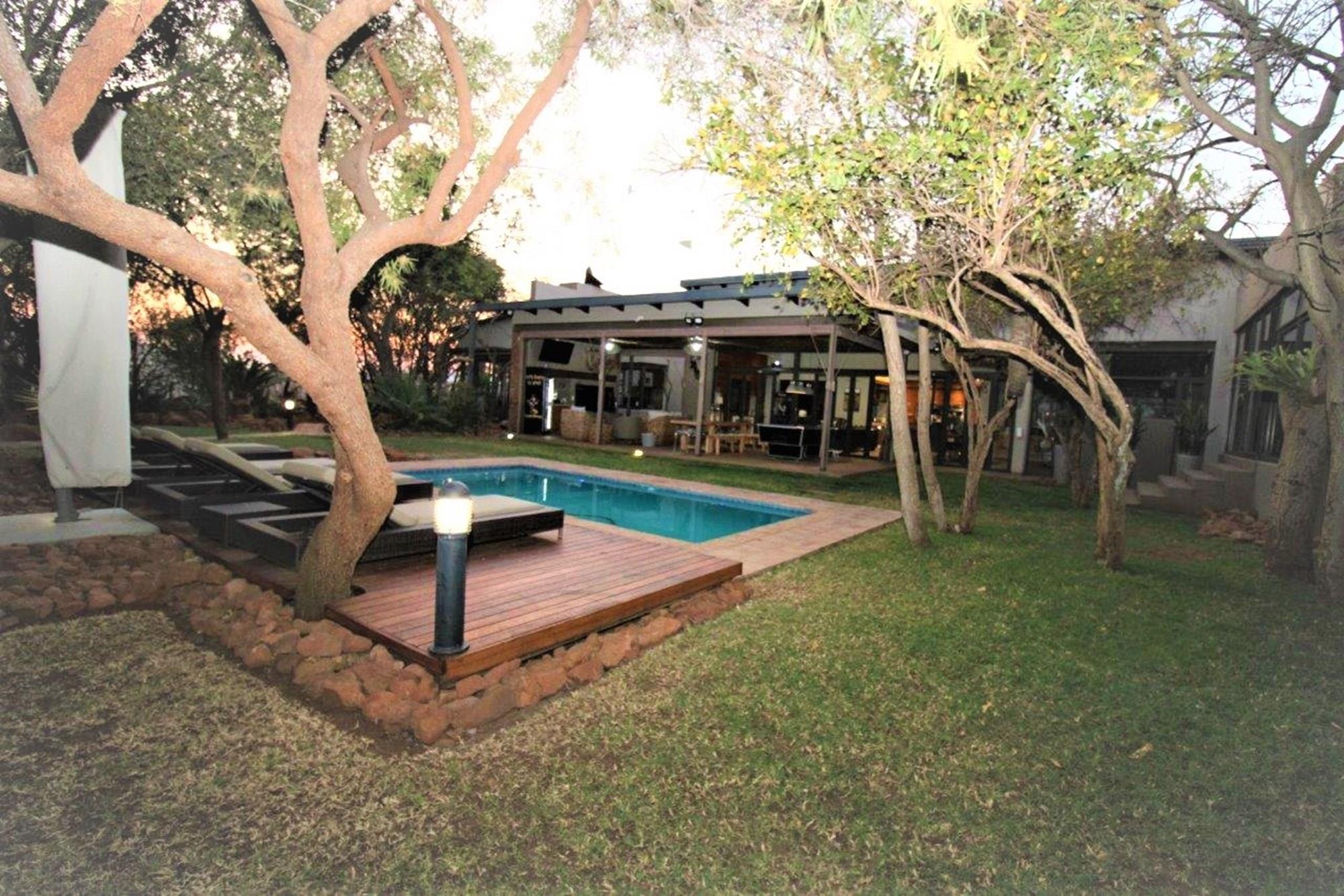Zwartkloof - Family home 5 bedrooms including bachelor flat with spectacular views