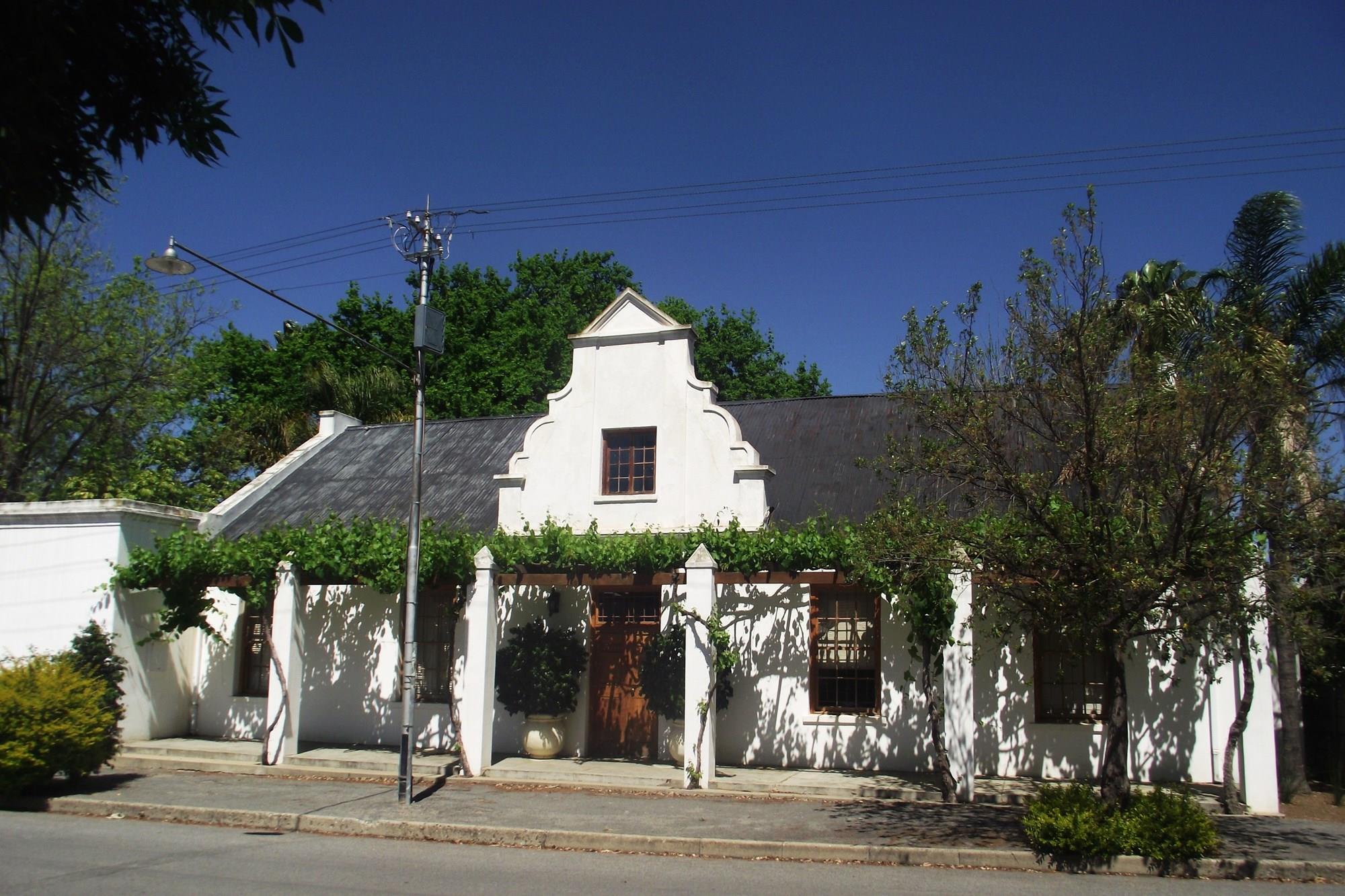 EXCLUSIVE HOUSE OF ROSELEIGH