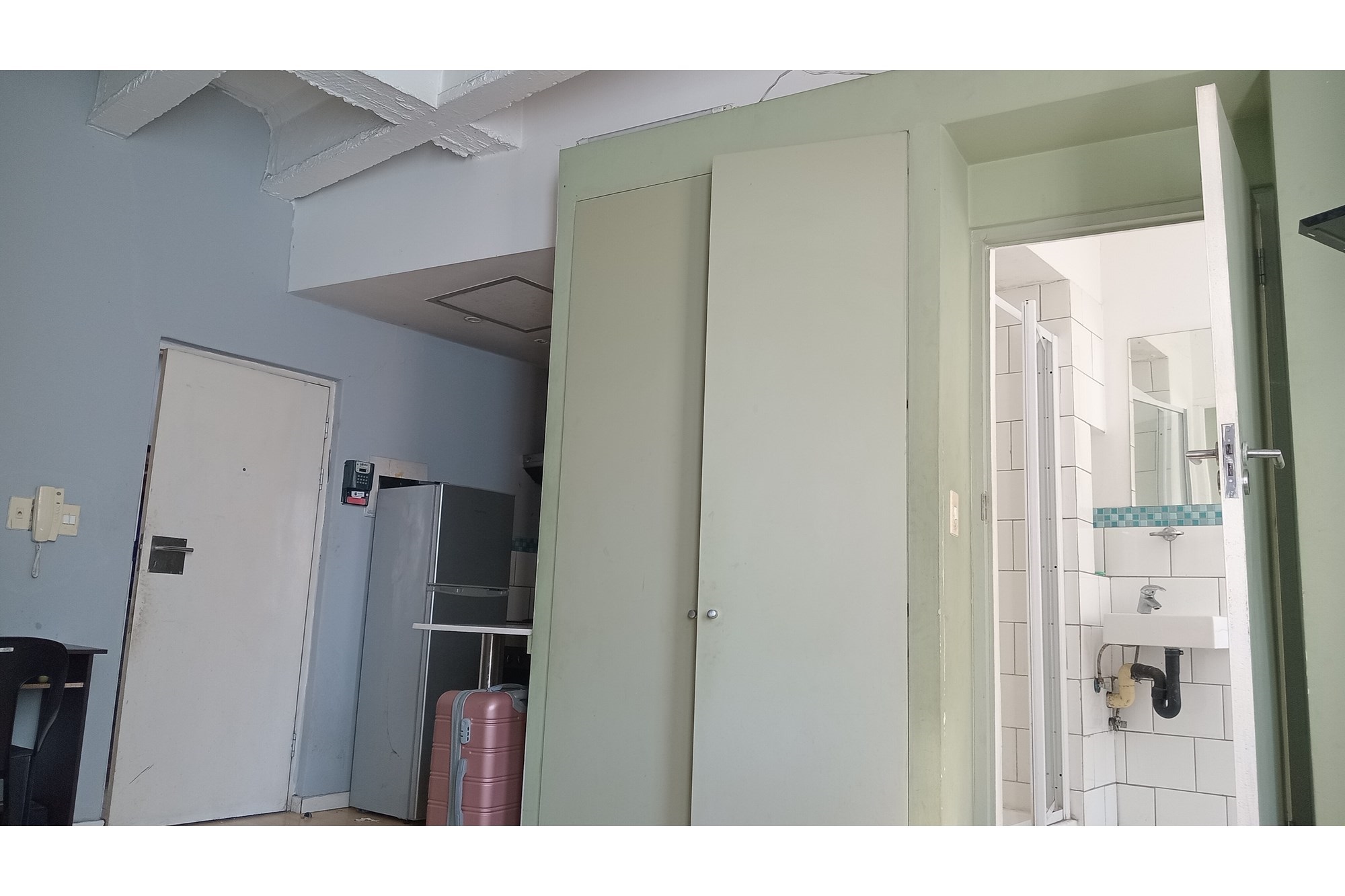 Bachelor Flat in Braamfontein Johannesburg (Manhattan Building) For Sale