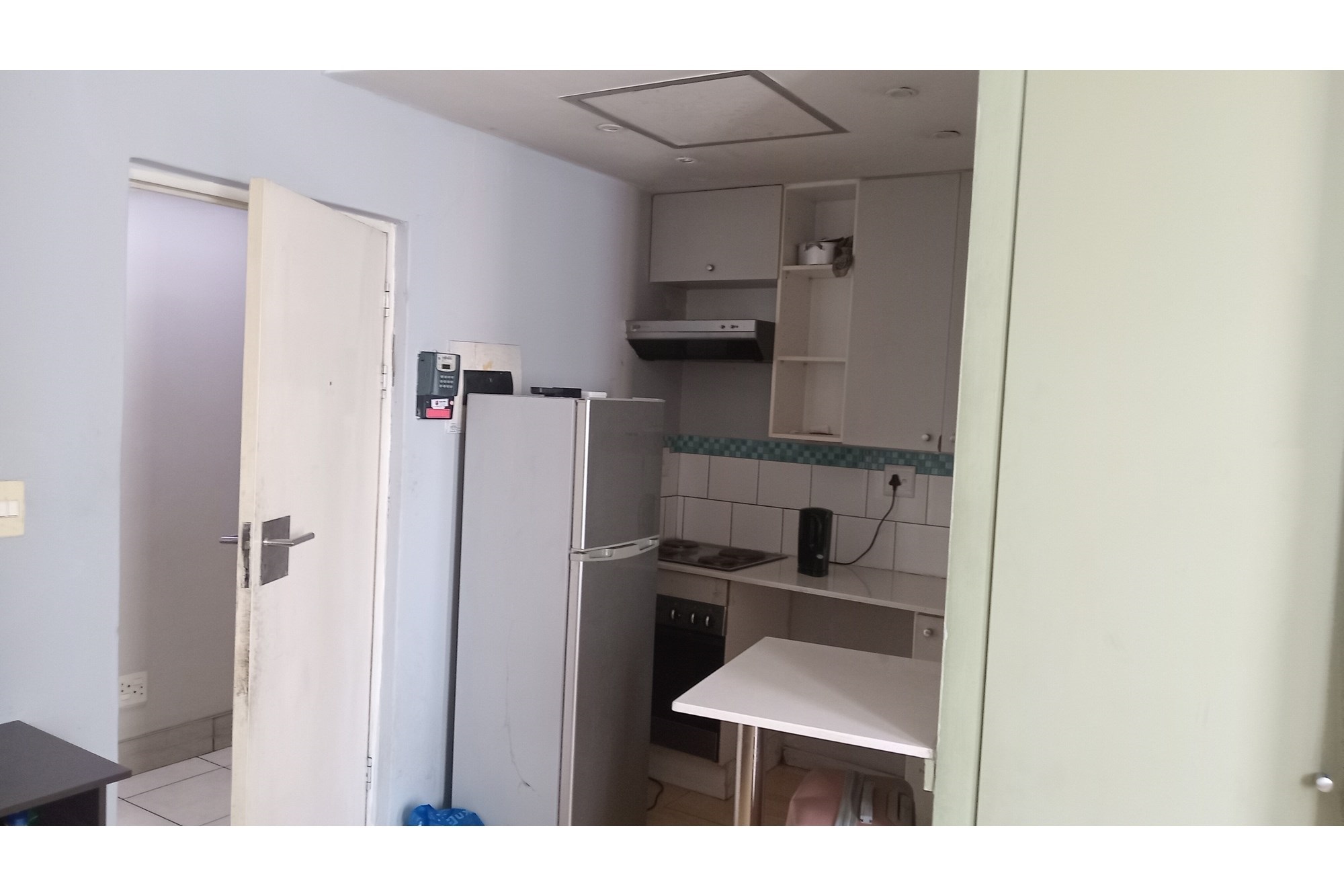 Bachelor Flat in Braamfontein Johannesburg (Manhattan Building) For Sale