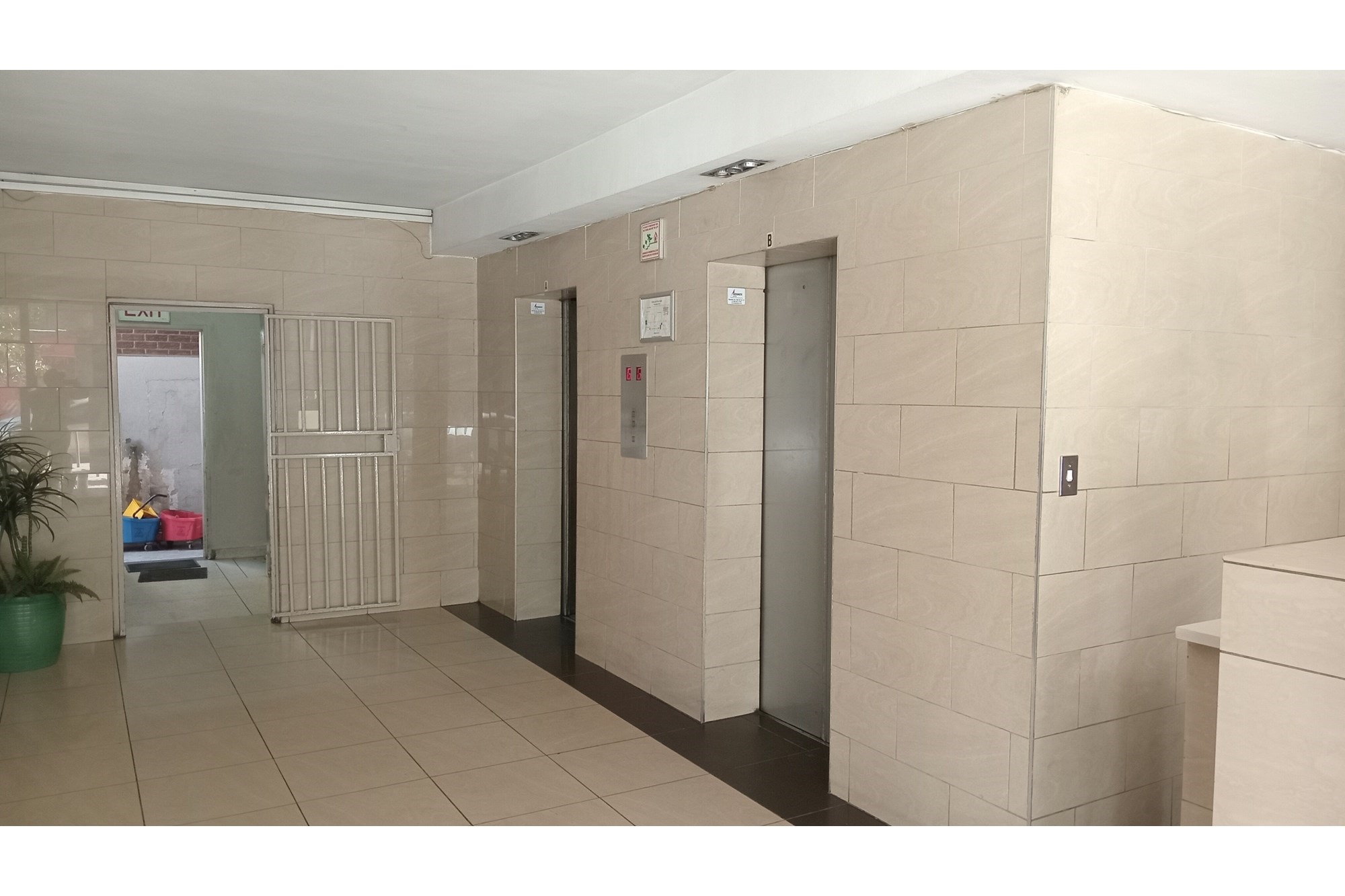 Bachelor Flat in Braamfontein Johannesburg (Manhattan Building) For Sale