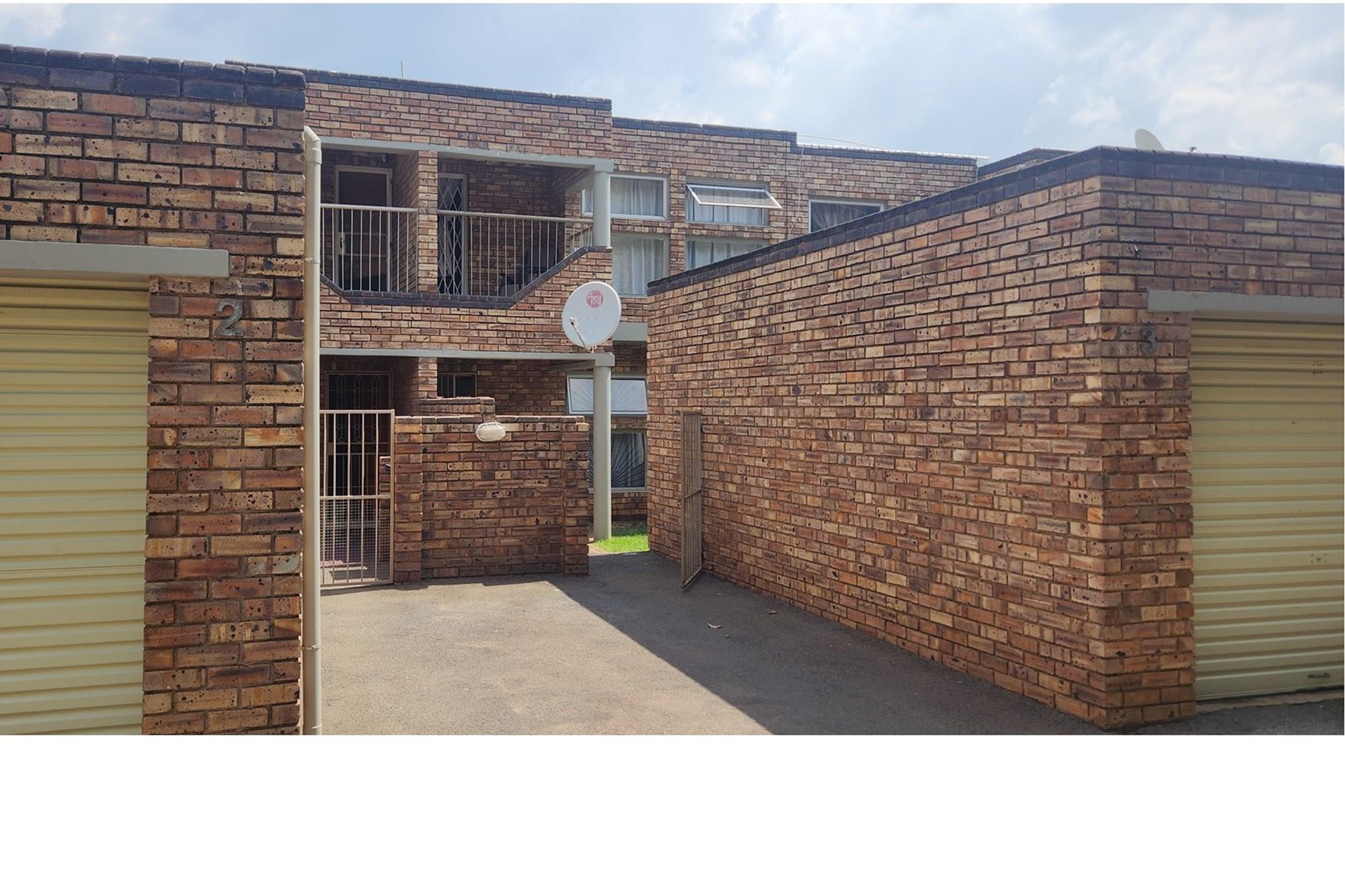 Price Reduced...Spacious Duplex Townhouse in Florida, Roodepoort