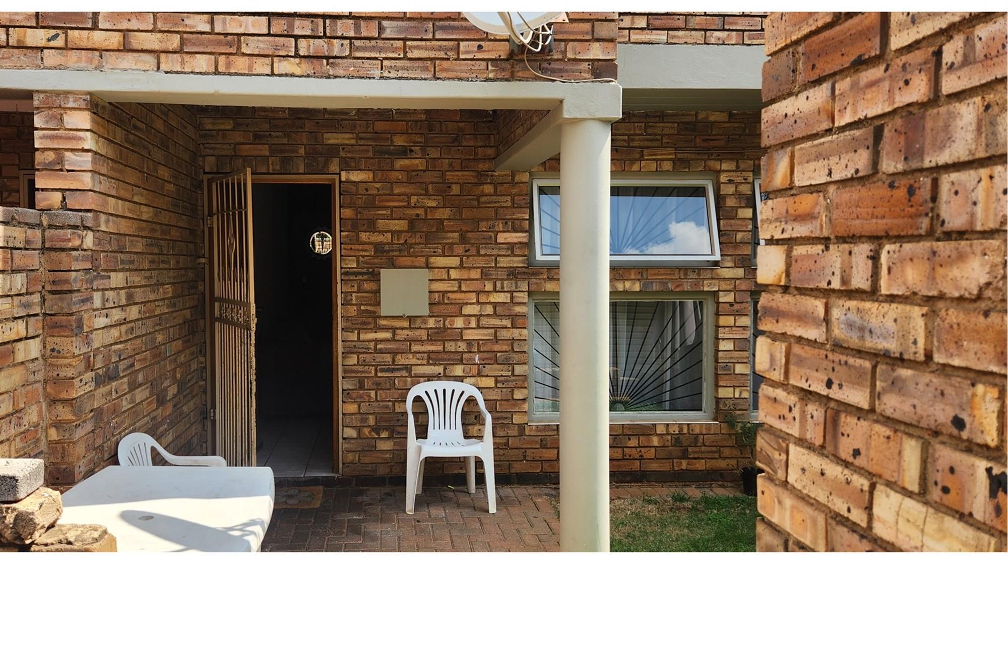 Price Reduced...Spacious Duplex Townhouse in Florida, Roodepoort