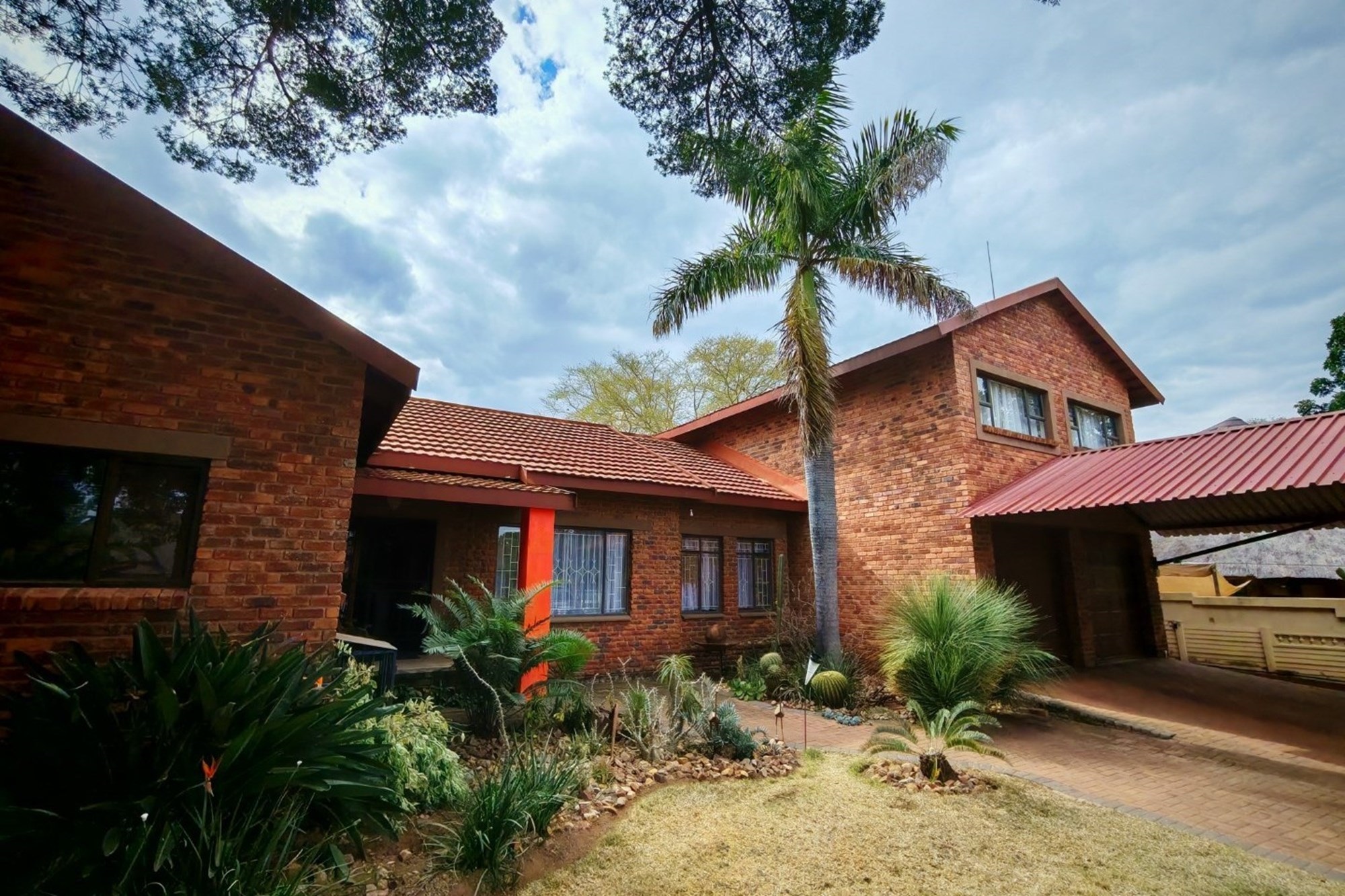 Spacious 460 square meter Family Home with Flatlet and Pool in Bela Bela