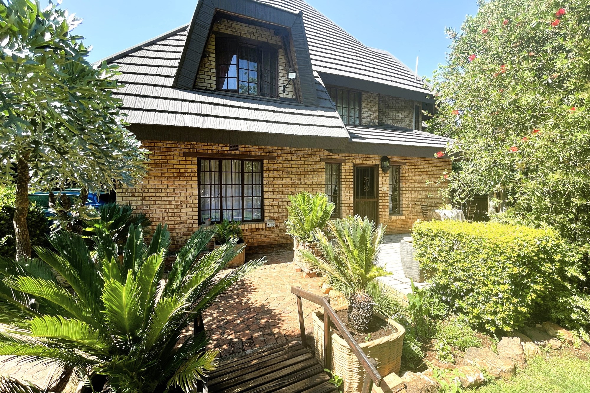 Magnificent Property With Two Cottages for Sale in Henley on Klip