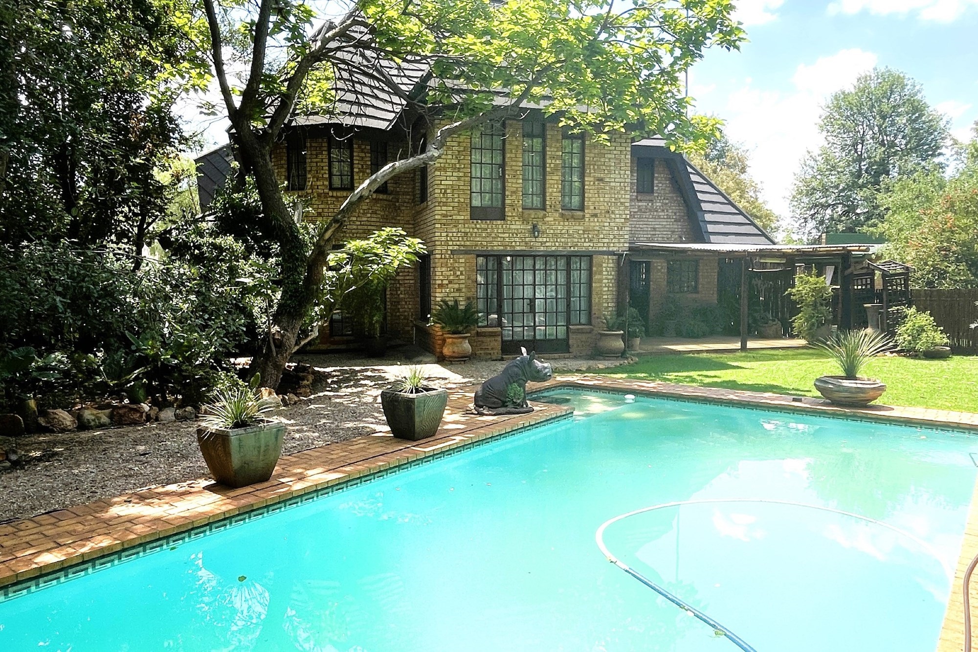 Magnificent Property With Two Cottages for Sale in Henley on Klip