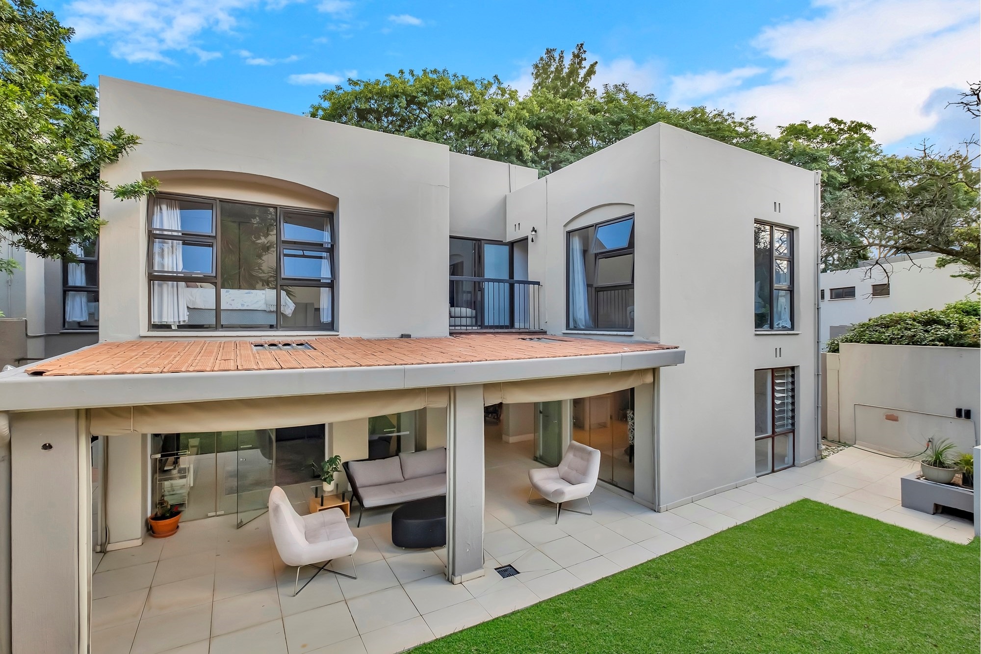 Contemporary Three Bedroom Duplex: A Modern Sanctuary
