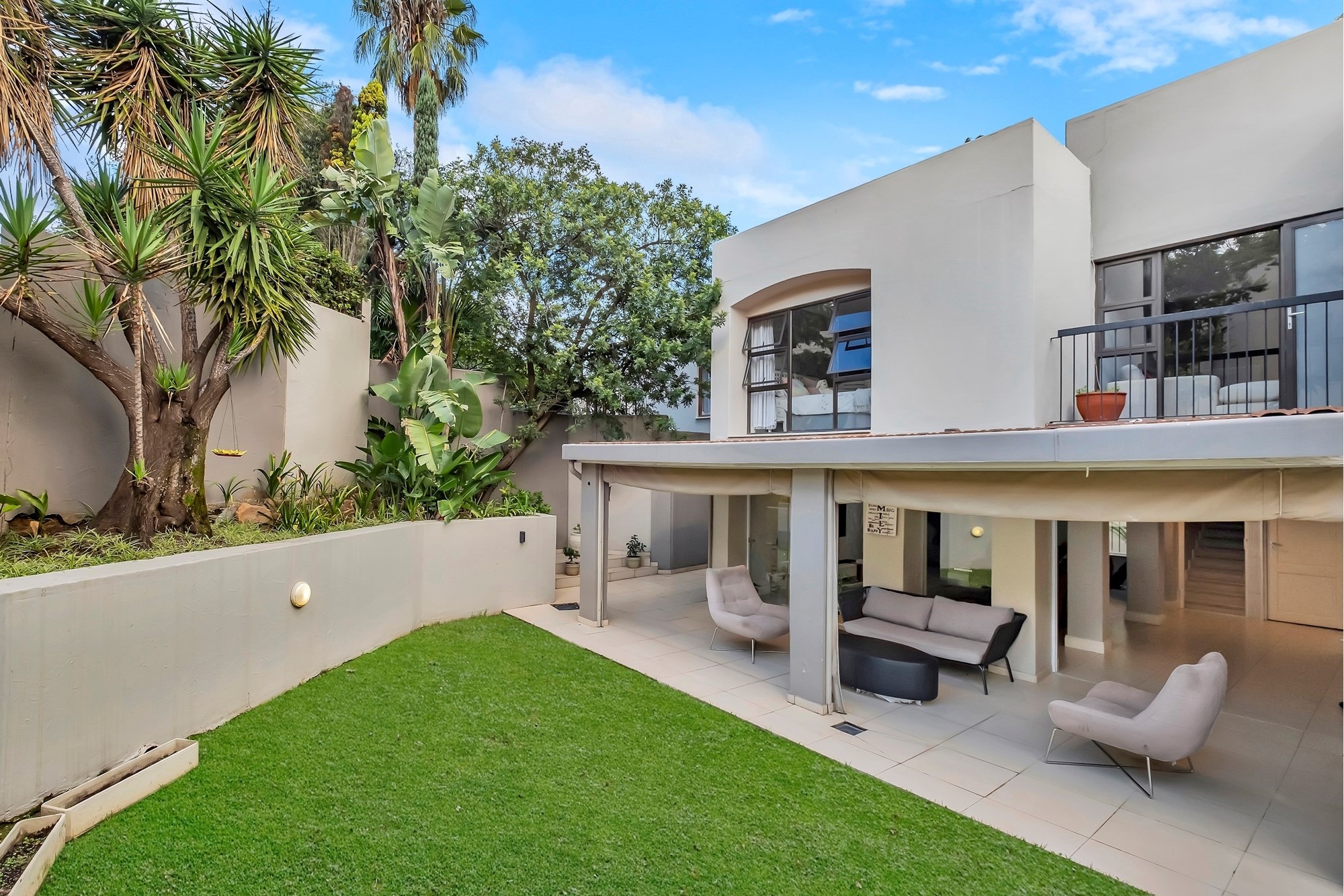 Contemporary Three Bedroom Duplex: A Modern Sanctuary